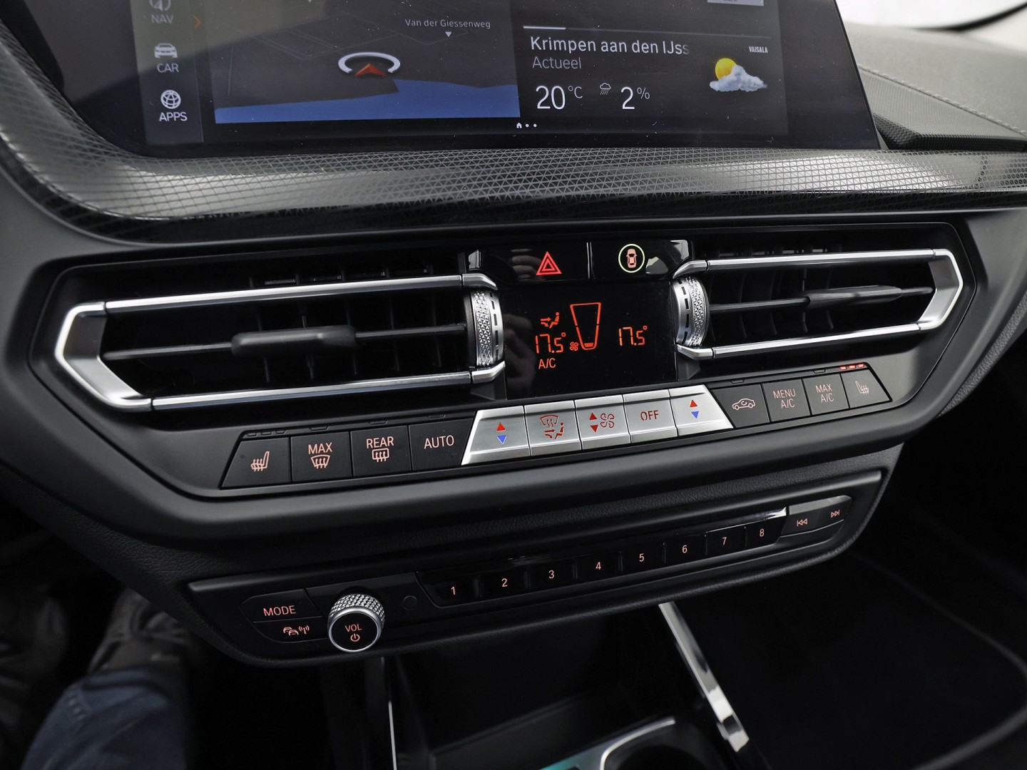 BMW 1 Serie 118i Sport Automaat (APPLE CARPLAY, DEALER ONDERHOUDEN, GROOT NAVI, CAMERA, STUUR/STOELVERWARMING, SPORTSTOELEN, TREKHAAK, GETINT GLAS, ELEK ACHTERKLEP, NIEUWSTAAT)