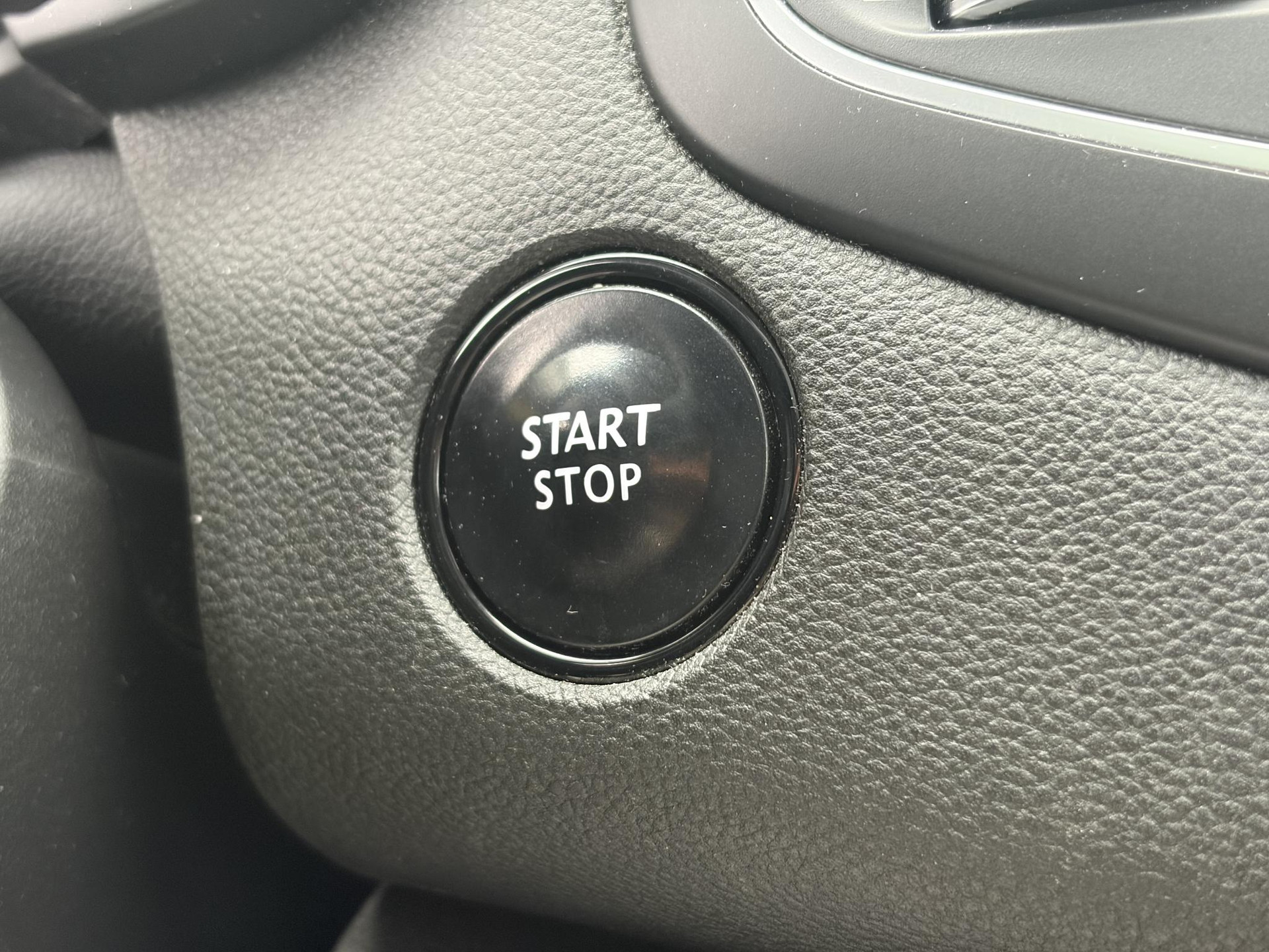 Renault Mégane Estate 1.2 TCe Bose ✓2 Eigenaar✓Pano✓Camera✓Net beurt gehad✓Navi✓Keyless✓Clima✓Cruise✓Leder✓131pk✓Pdc V+A✓6 Bak✓Rijstrooksensor✓Dodehoeksensor✓17'' Lm velgen✓N.A.P✓Apk tot 09-2027
