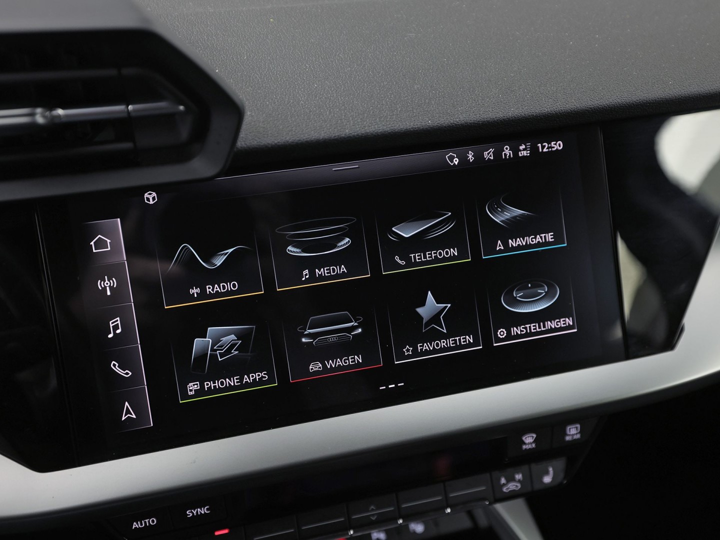 Audi A3 Sportback 40 TFSI e Sport 204Pk Automaat (APPLE CARPLAY, GROOT NAVI, LEDER, STOELVERWARMING, SPORTSTOELEN, ADAPTIVE CRUISE, GETINT GLAS, NIEUWSTAAT)