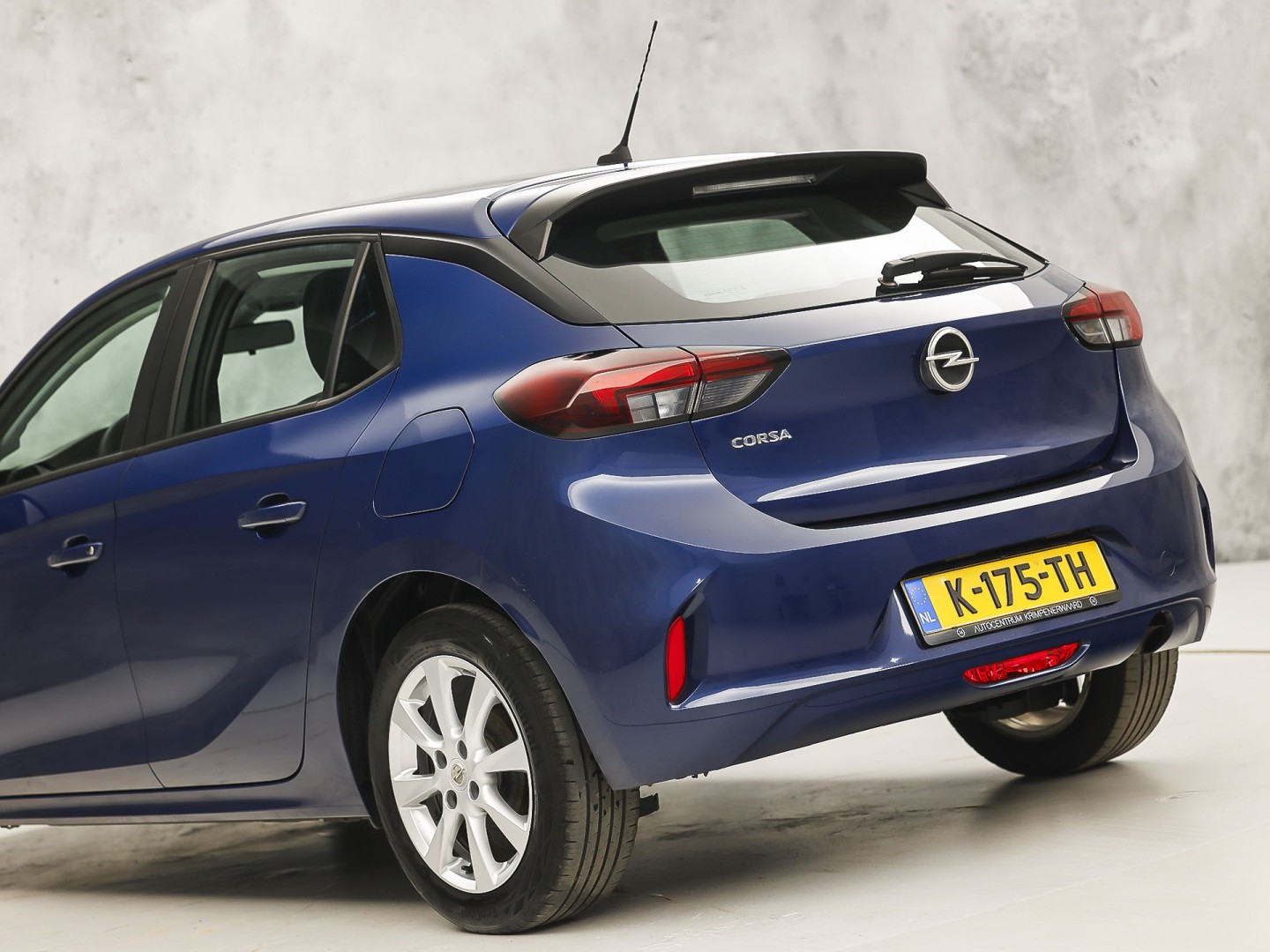 Opel Corsa 1.2 Sport (APPLE CARPLAY, GROOT NAVI, CRUISE, LM VELGEN, SPORTSTOELEN, LANE ASSIST, NIEUWSTAAT)