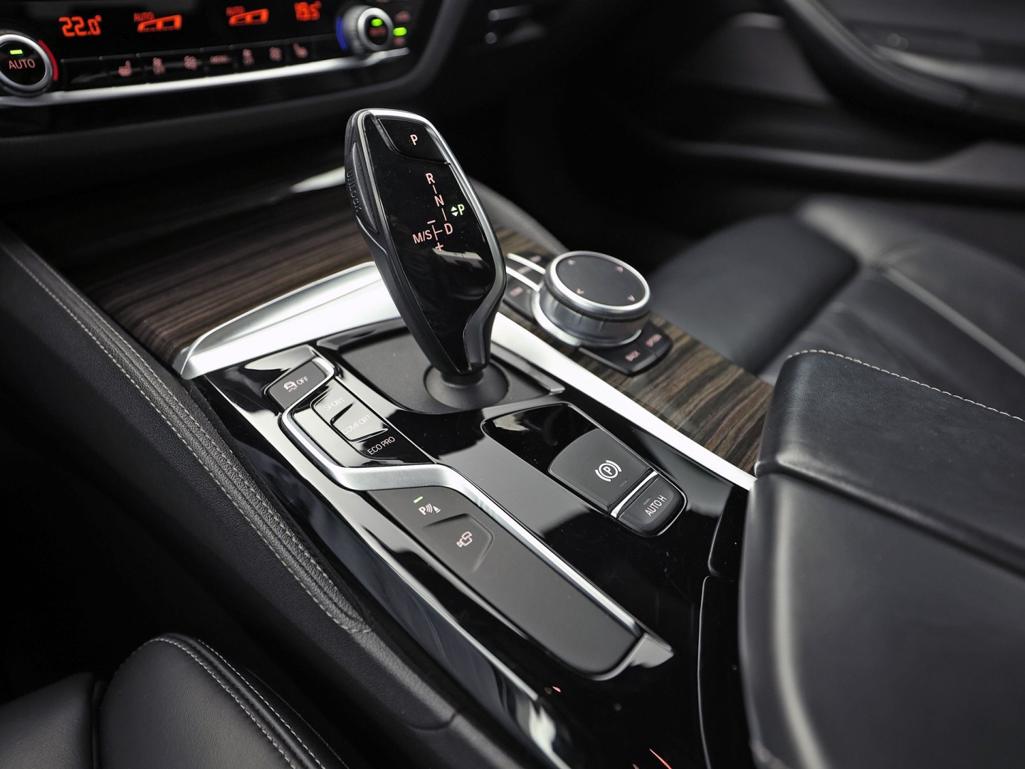 BMW 5-serie 520i M Sport High Executive 184Pk Automaat (GROOT NAVI, M PAKKET, 360 CAMERA, MEMORY SEATS, HARMAN/KARDON, STUUR/STOELVERWARMING, LUXE LEDER, HEAD-UP DISPLAY, GETINT GLAS, NIEUWSTAAT)