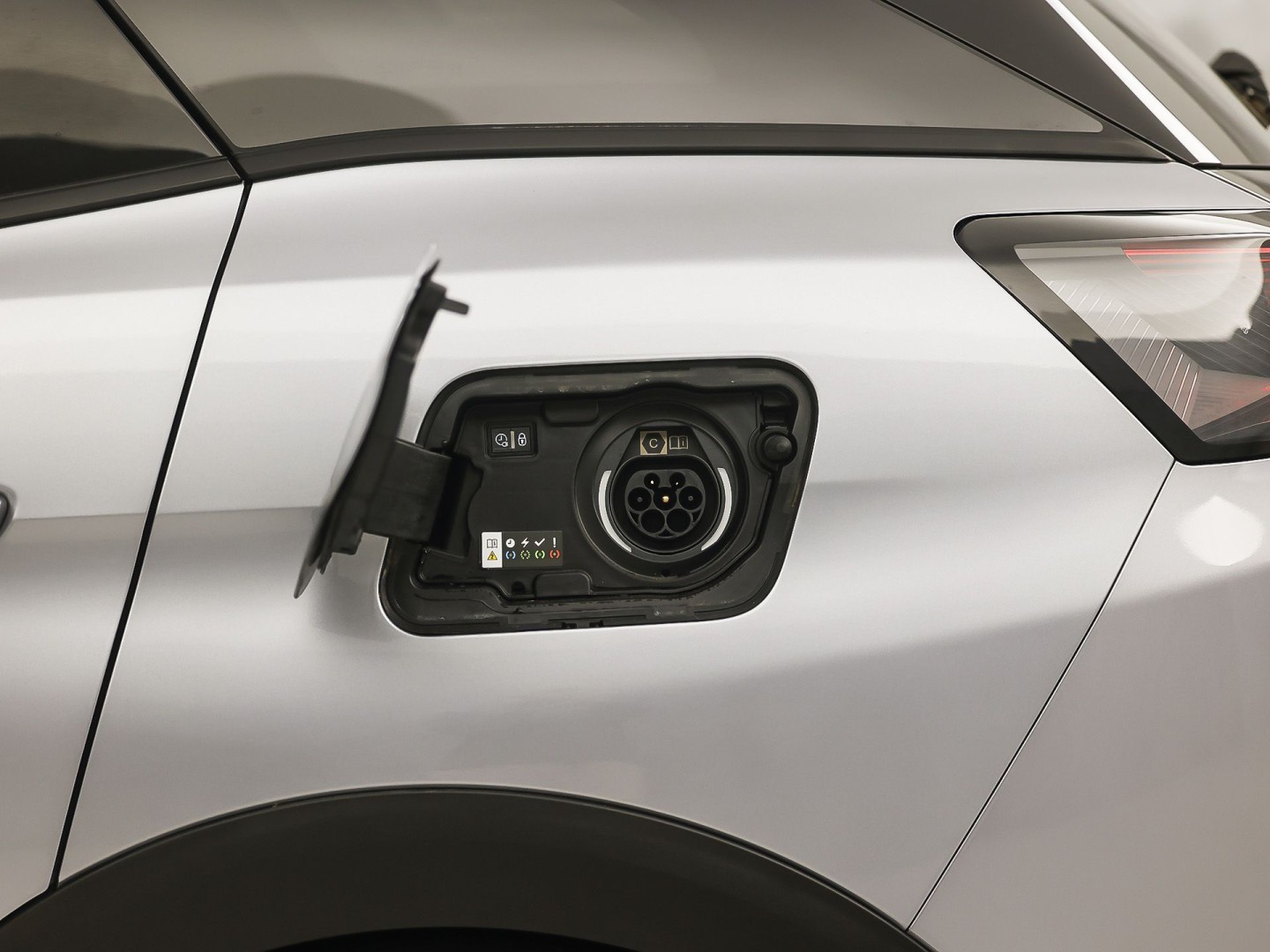 Peugeot 3008 1.6 HYbrid 225 Allure Sport 225Pk Automaat (APPLE CARPLAY, GROOT NAVI, 360 CAMERA, LEDER, SPORTSTOELEN, KEYLESS, GETINT GLAS, ZWART HEMEL, NIEUWSTAAT)
