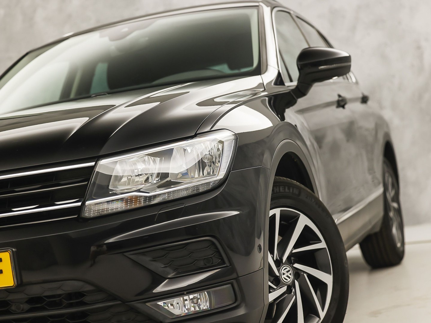 Volkswagen Tiguan 1.5 TSI ACT Highline 150Pk Automaat (VIRTUAL COCKPIT, APPLE CARPLAY, GROOT NAVI, CAMERA, STOELVERWARMING, SPORTSTOELEN, GETINT GLAS, ADAPTIVE CRUISE, NIEUWSTAAT)