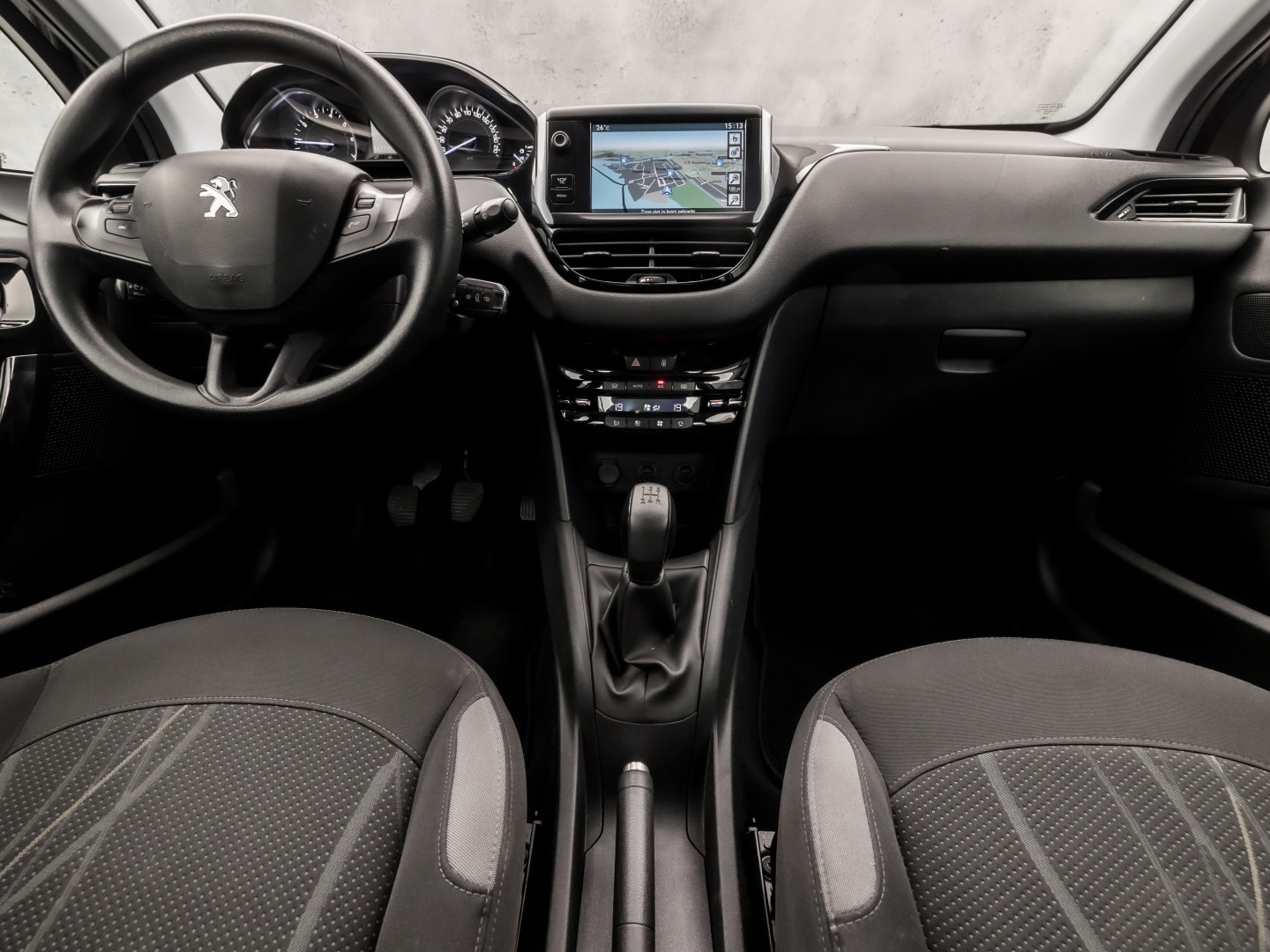 Peugeot 208 1.2 VTi Deluxe Sport (NAVIGATIE, CLIMATE, CRUISE, SPORTSTOELEN, PARKEERSENSOREN, NIEUWSTAAT)