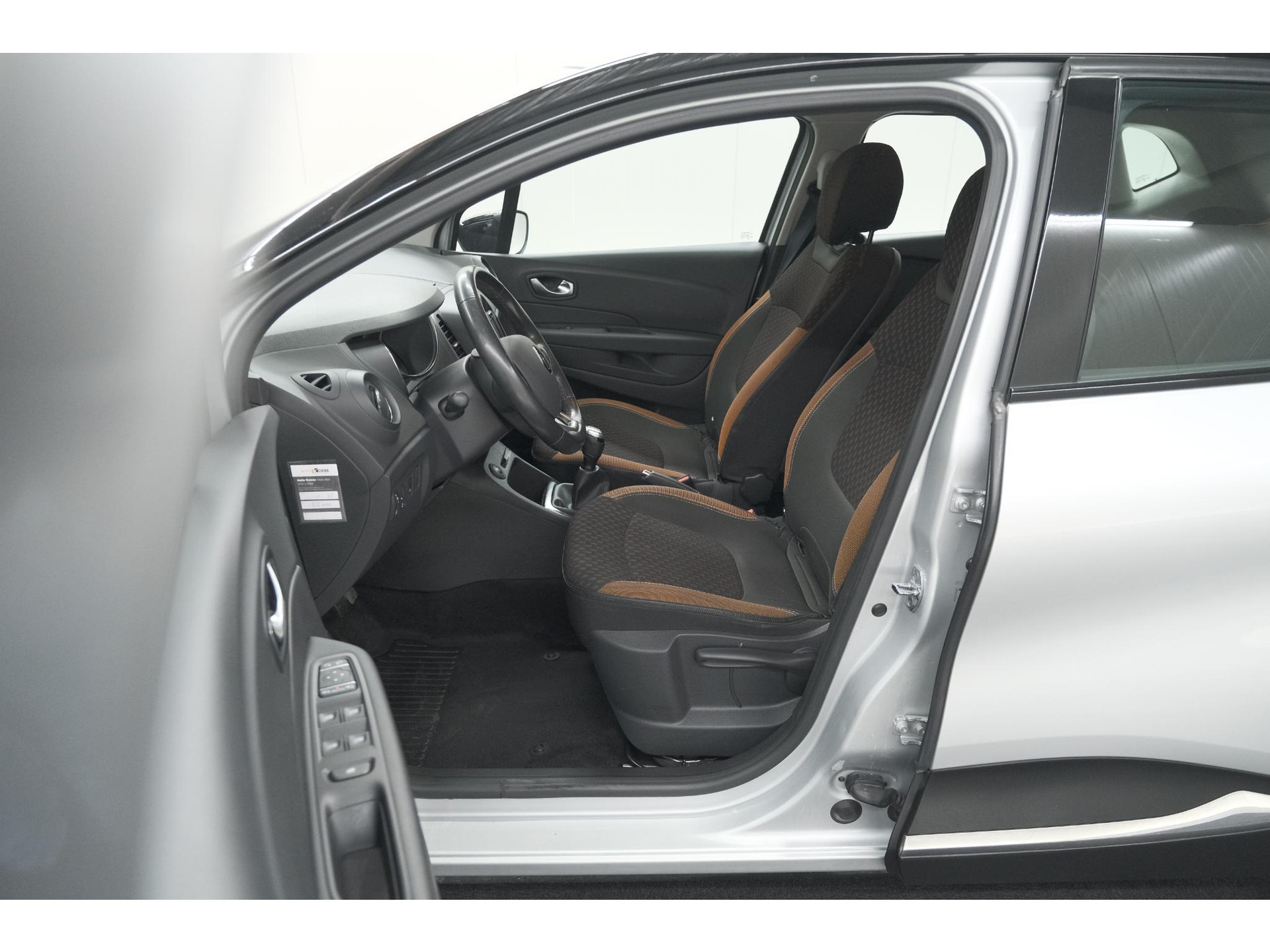 Renault Captur TCe 90 Intens | Trekhaak | AllSeason banden | Navigatie | Parkeersensoren