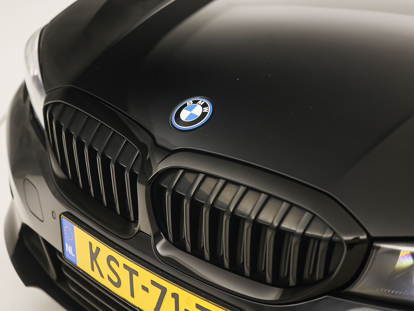 BMW 3-serie Touring 330e Sport 292Pk Automaat (APPLE CARPLAY, SOH 90,2%, GROOT NAVI, COGNAC LEDER, CAMERA, STOELVERWARMING, SFEERVERLICHTING, ELEK ACHTERKLEP, GETINT GLAS, NIEUWSTAAT)