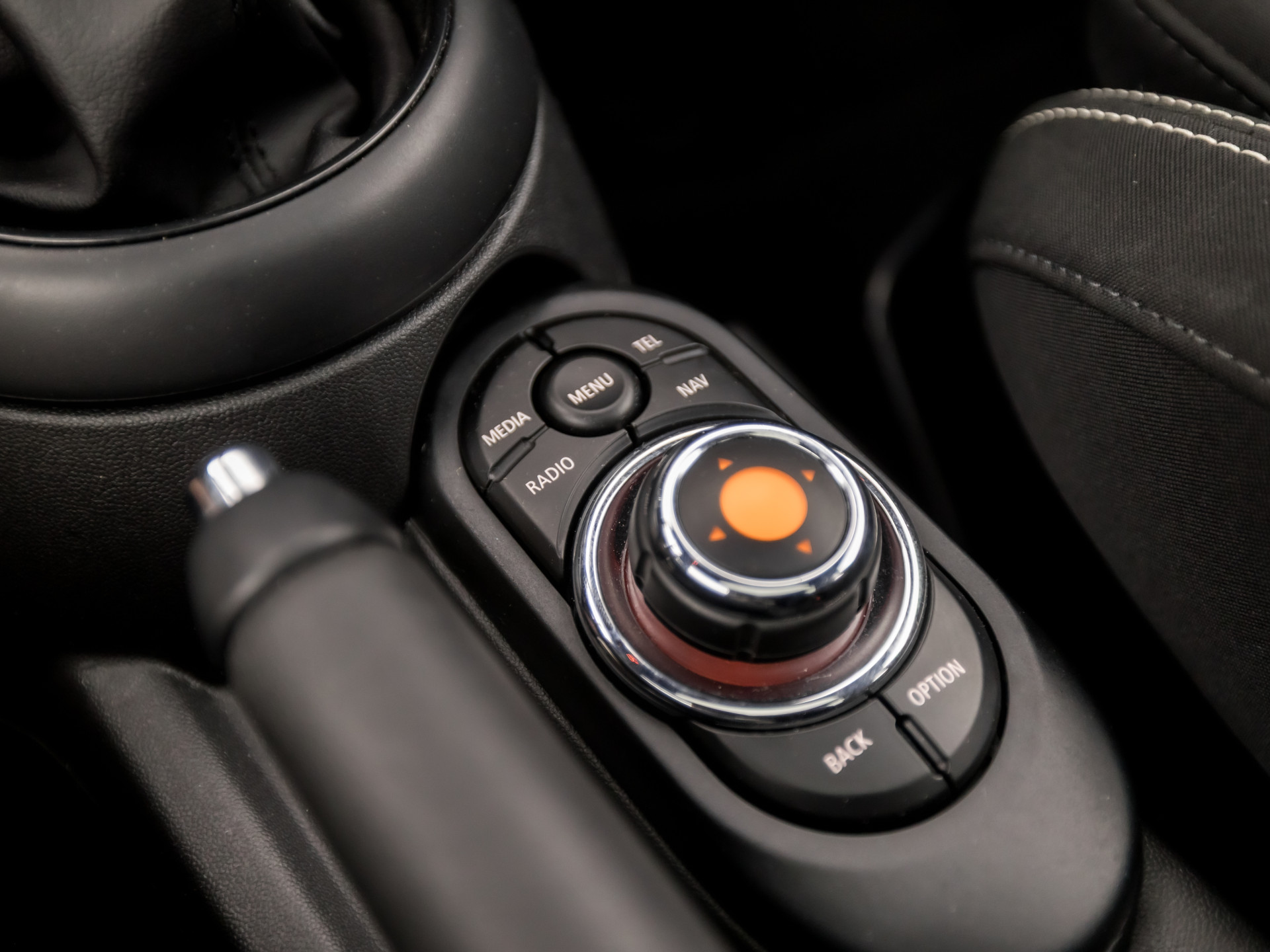 MINI Mini 1.5 Cooper Sport Automaat (PANORAMADAK, JCW PACK, NAVIGATIE, CLIMATE, ZWART HEMEL, SPORTSTOELEN, PARKEERSENSOREN, CRUISE, NIEUWE APK, NIEUWSTAAT)