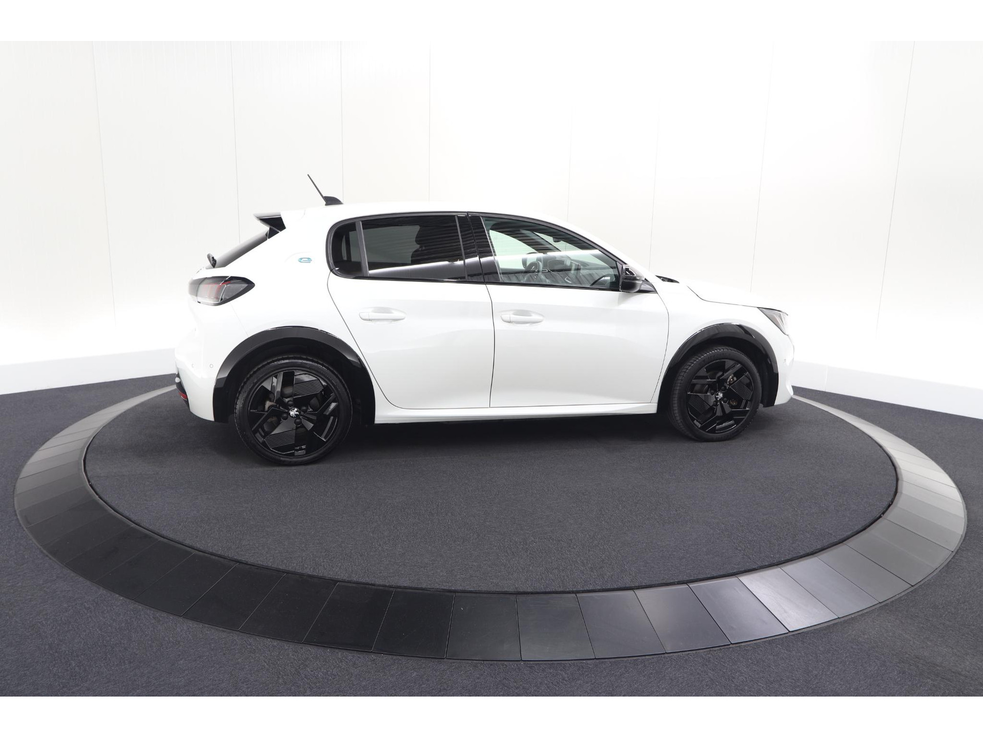 Peugeot e-208 EV GT 50 kWh | 93,7% SOH | Black Pack | Dodehoekdetectie | Camera | Apple Carplay
