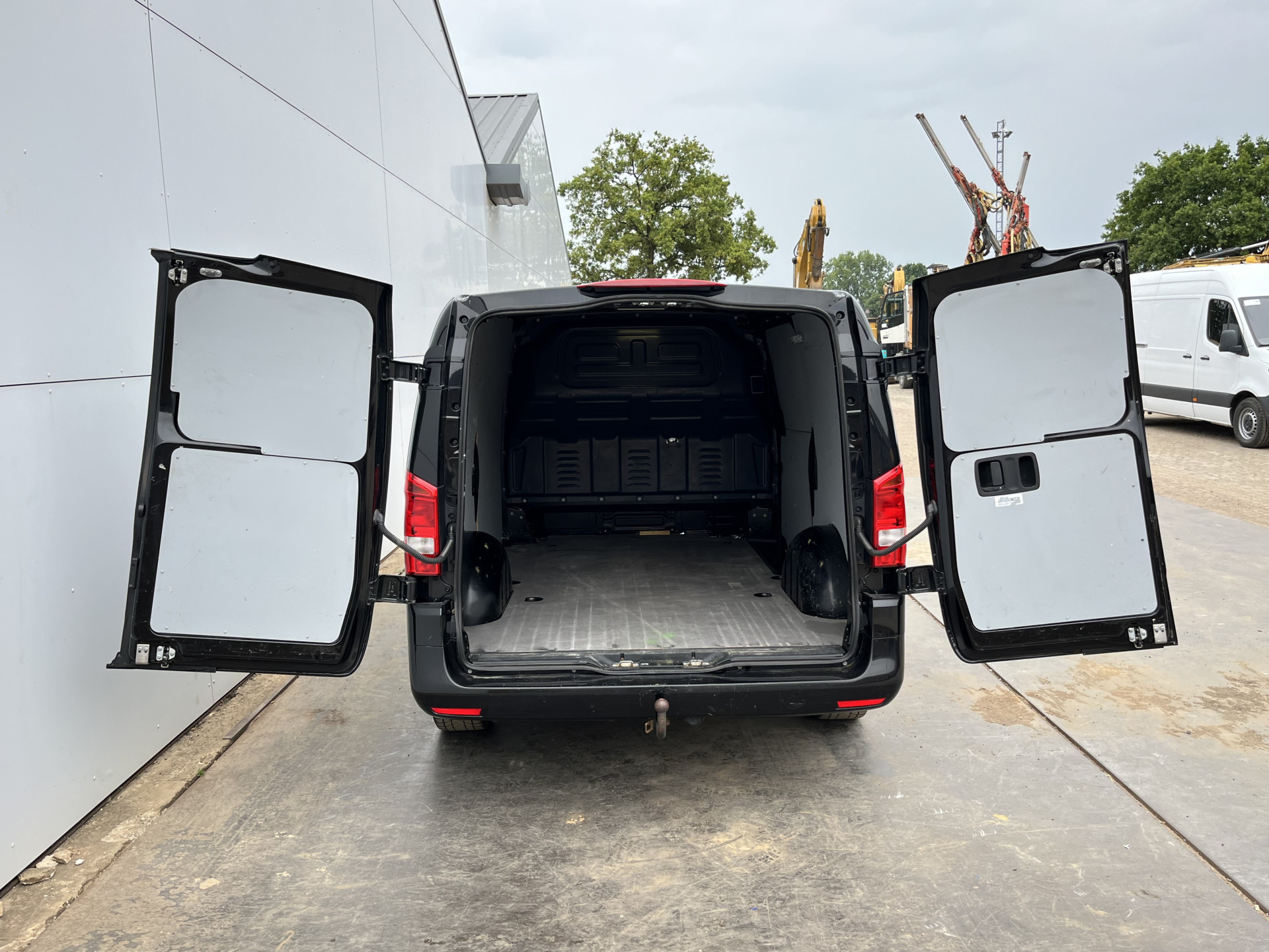 Mercedes-Benz Vito 119 1.9 CDI 190pk Automaat L2H1 9G-Tronic Climate Control Adaptieve Cruise Control Trekhaak Navigatie Camera Stoelverwarming