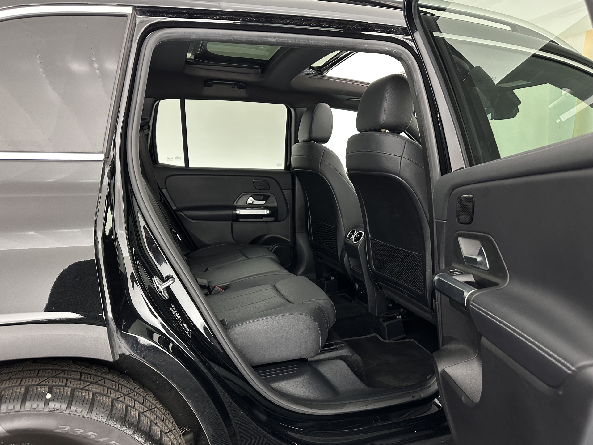 Mercedes-Benz GLB 200 Business Solution Luxury (INCL-BTW) *PANO | LEATHER | FULL-LED | AMBIENTLIGHT | HEATED-SPORTSEATS | WIDESCREEN-DIGICOCKPIT | DAB+ | NAVI-FULLMAP | CAMERA | PRIVACYGLASS | LANE-ASSIST | DYNAMIC-SELECT | 18'