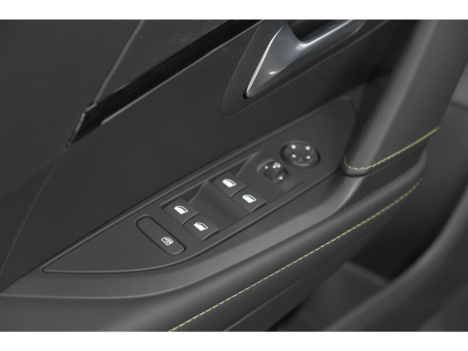 Peugeot 208 1.2 Hybrid 145 e-DCS6 GT | Alcantara Pakket | Camera | Apple Carplay | Stoelverwarming