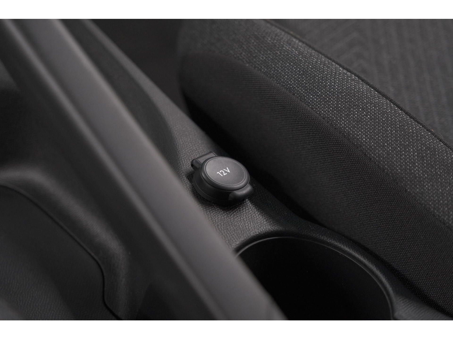 Peugeot 2008 Hybrid 136 e-DCS6 Style | Apple Carplay | Parkeersensoren | Climate control