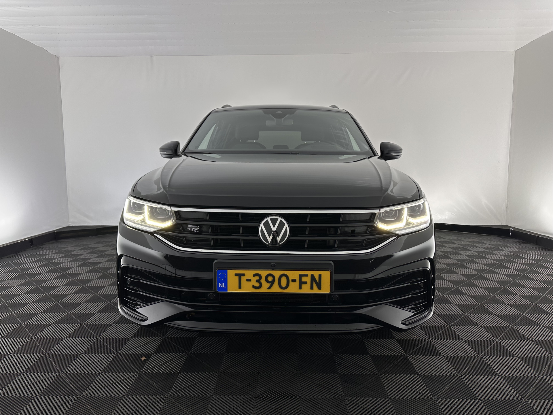 Volkswagen Tiguan 1.4 TSI Black-Style R-Line Business eHybrid ( Plug-in ) (INCL-BTW) *HEAD-UP | FULL-LED | ADAPTIVE-CRUISE | TOPVIEW | KEYLESS | DIGI-COCKPIT | HEATED-COMFORTSEATS | NAVI-FULLMAP | DAB+ | PRIVACYGLASS | ECC | CARPLAY | PDC | 20''ALU