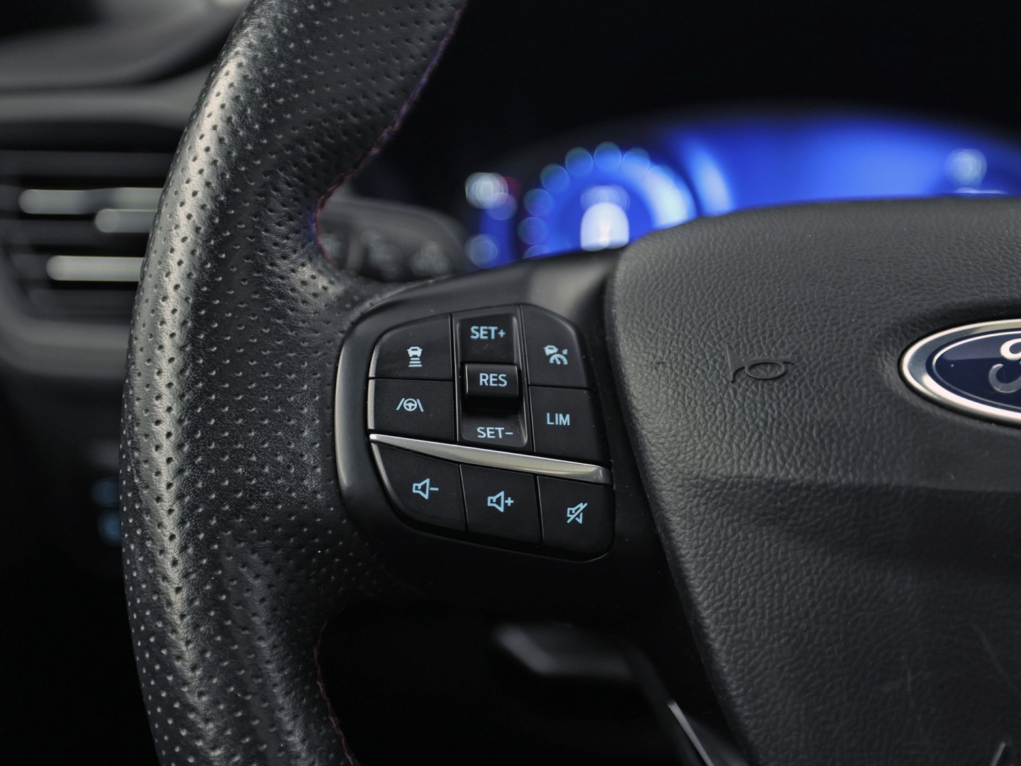 Ford Kuga 2.5 PHEV ST Line 225Pk Automaat (PANORAMADAK, SOH 87,7%, APPLE CARPLAY, LEDER/ALCANTARA, STUUR/STOELVERWARMING, CAMERA, SPORTSTOELEN, HEAD-UP DISPLAY, ADAPTIVE CRUISE, GETINT GLAS, NIEUWE APK, NIEUWSTAAT)