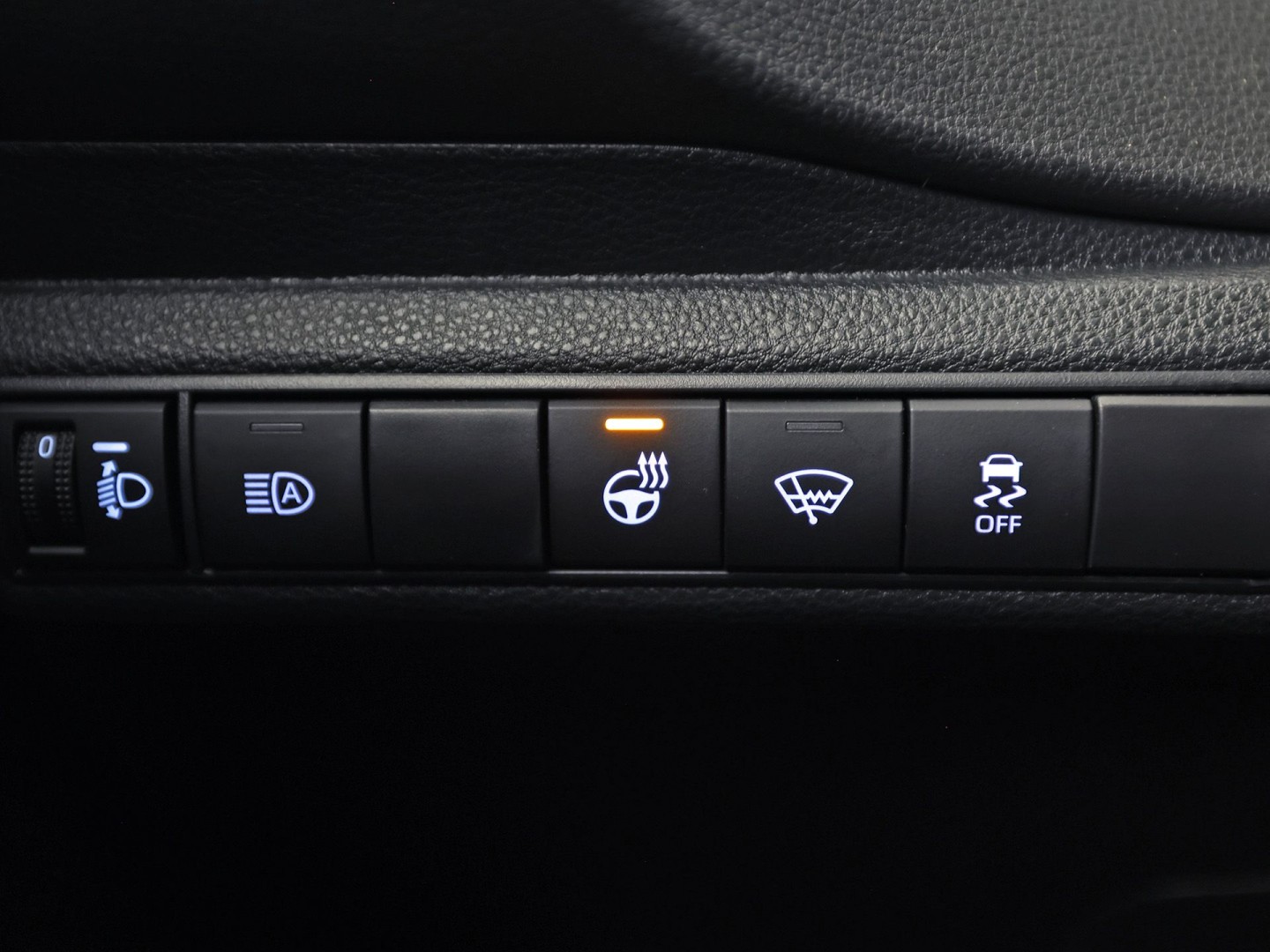 Toyota Corolla 1.8 Hybrid Sport Automaat (VIRTUAL COCKPIT, APPLE CARPLAY, CAMERA, STUUR/STOELVERWARMING, SPORTSTOELEN, ADAPTIVE CRUISE, ZWART HEMEL, NIEUWE APK, NIEUWSTAAT)