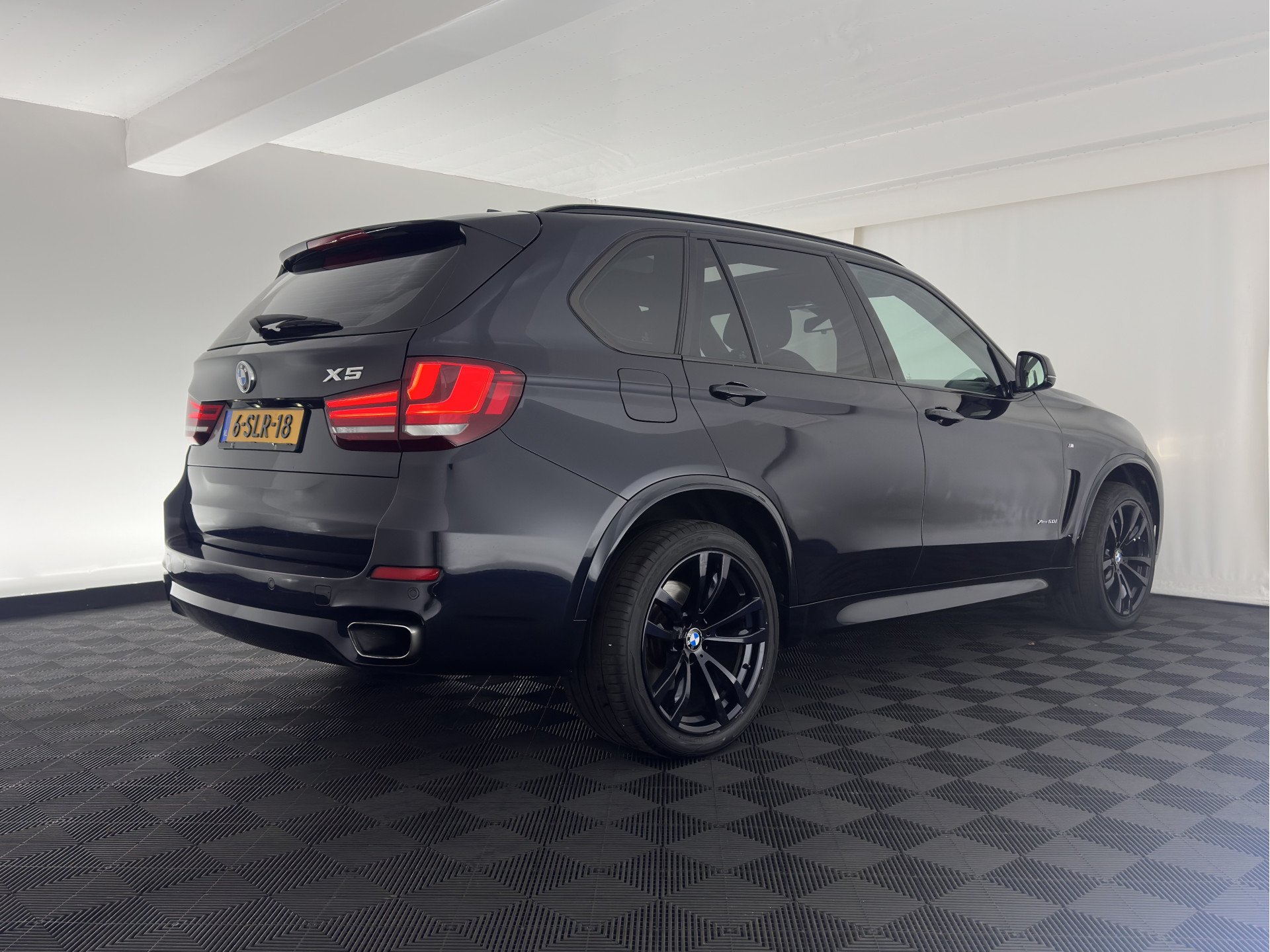 BMW X5 xDrive50i M-Sport High Executive [ 7-pers. ] Aut. *PANO | LUXURY-LEATHER | FULL-LED | HEAD-UP | MEMORY-PACK | DIGI-COCKPIT | KEYLESS | CAMERA | NAVI-FULLMAP | AMBIENT-LIGHT | HEATED-COMFORTSEATS | SHIFT-PADDLES | PRIVACY-GLASS | TOWBAR