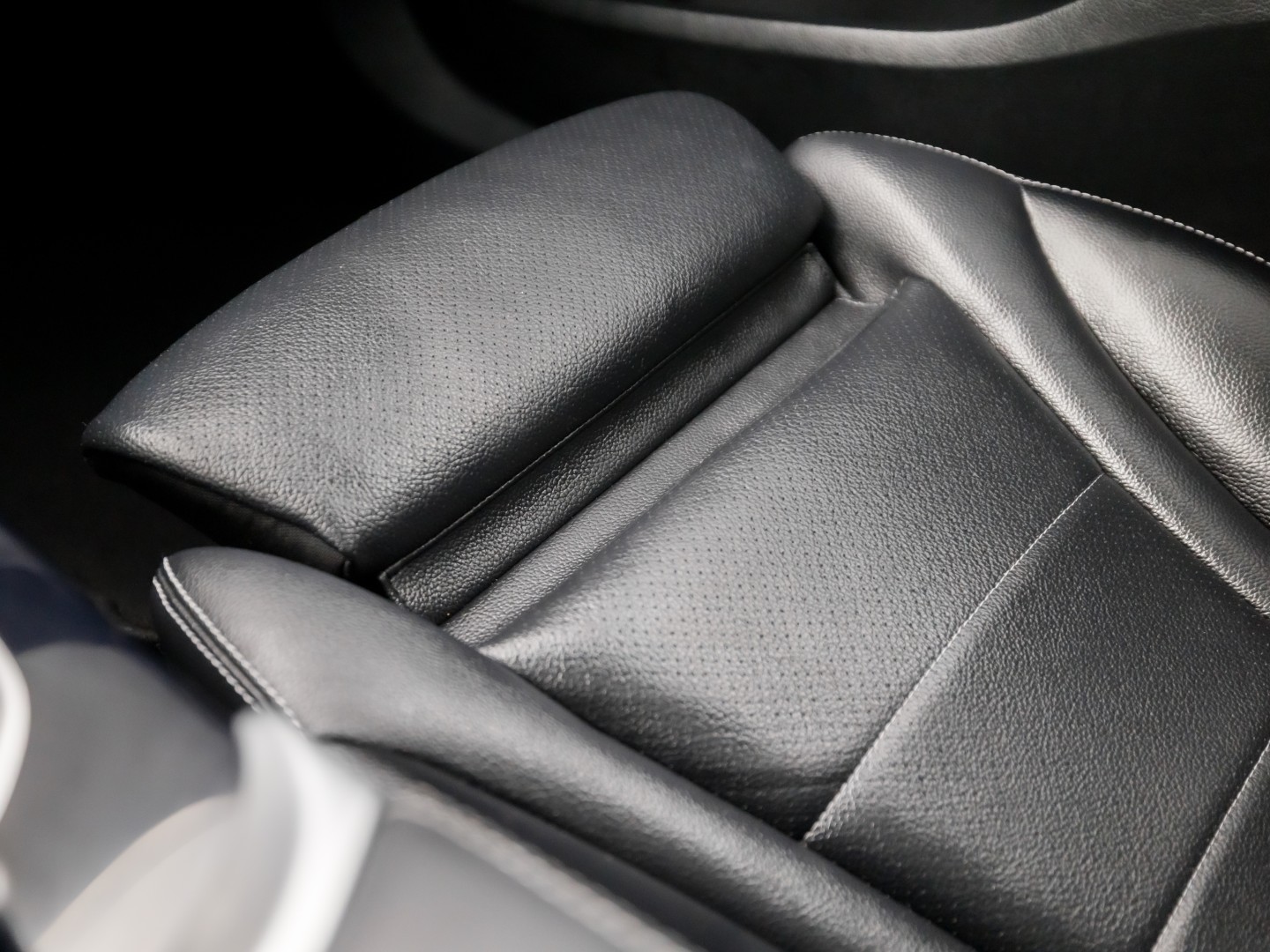 Mercedes-Benz C-Klasse 180 AMG Sport 156Pk Automaat (PANORAMADAK, NAVIGATIE, LEDER, ELEK SPORTSTOELEN, STOELVERWARMING, ELEK ACHTERKLEP, GETINT GLAS, ZWART HEMEL, NIEUWSTAAT)