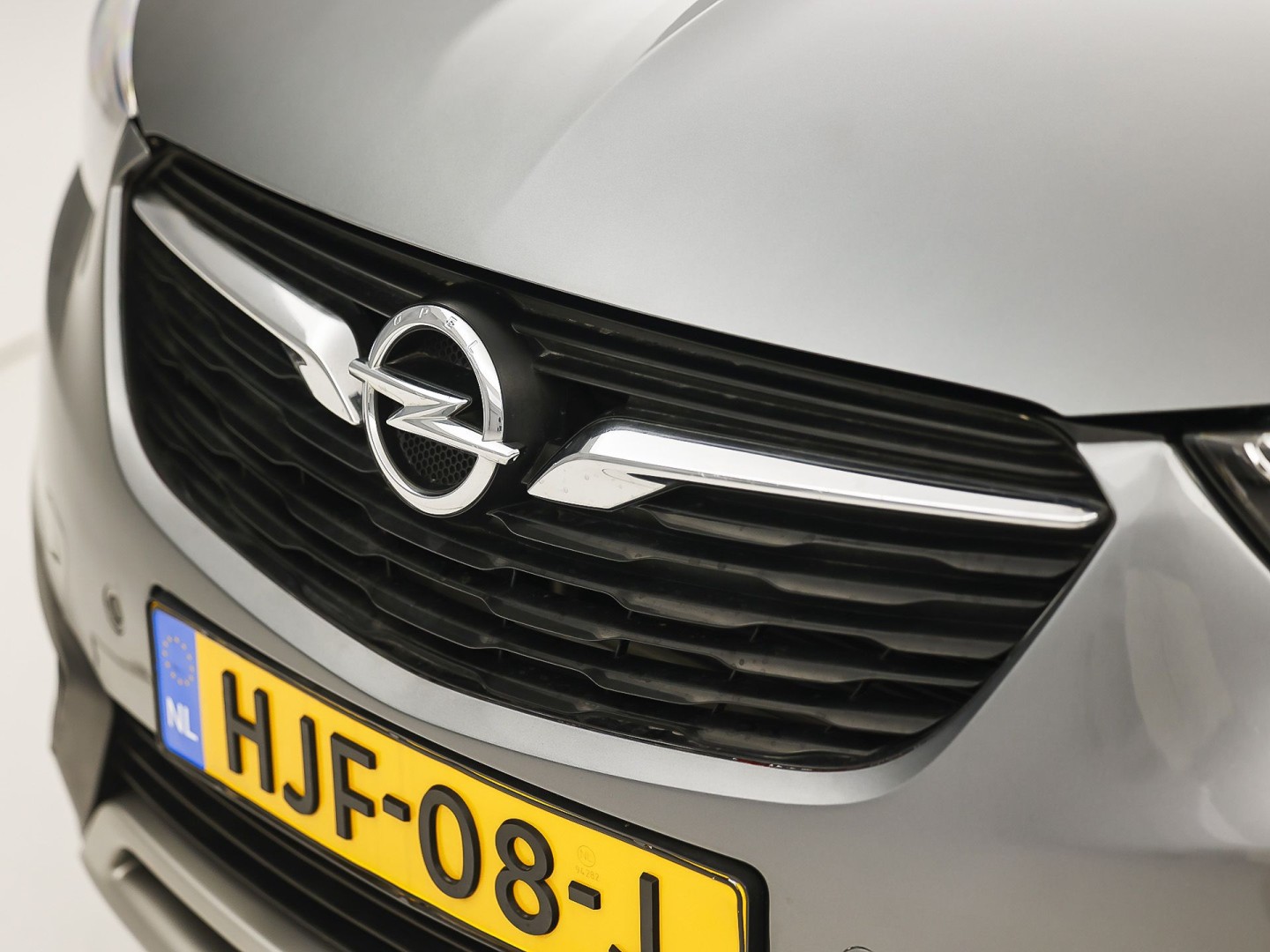 Opel Crossland X 1.2 Turbo Innovation Sport Automaat (APPLE CARPLAY, GROOT NAVI, CLIMATE, STUUR/STOELVERWARMING, SPORTSTOELEN, LEDER, GETINT GLAS, PARKEERSENSOREN, NIEUWSTAAT)