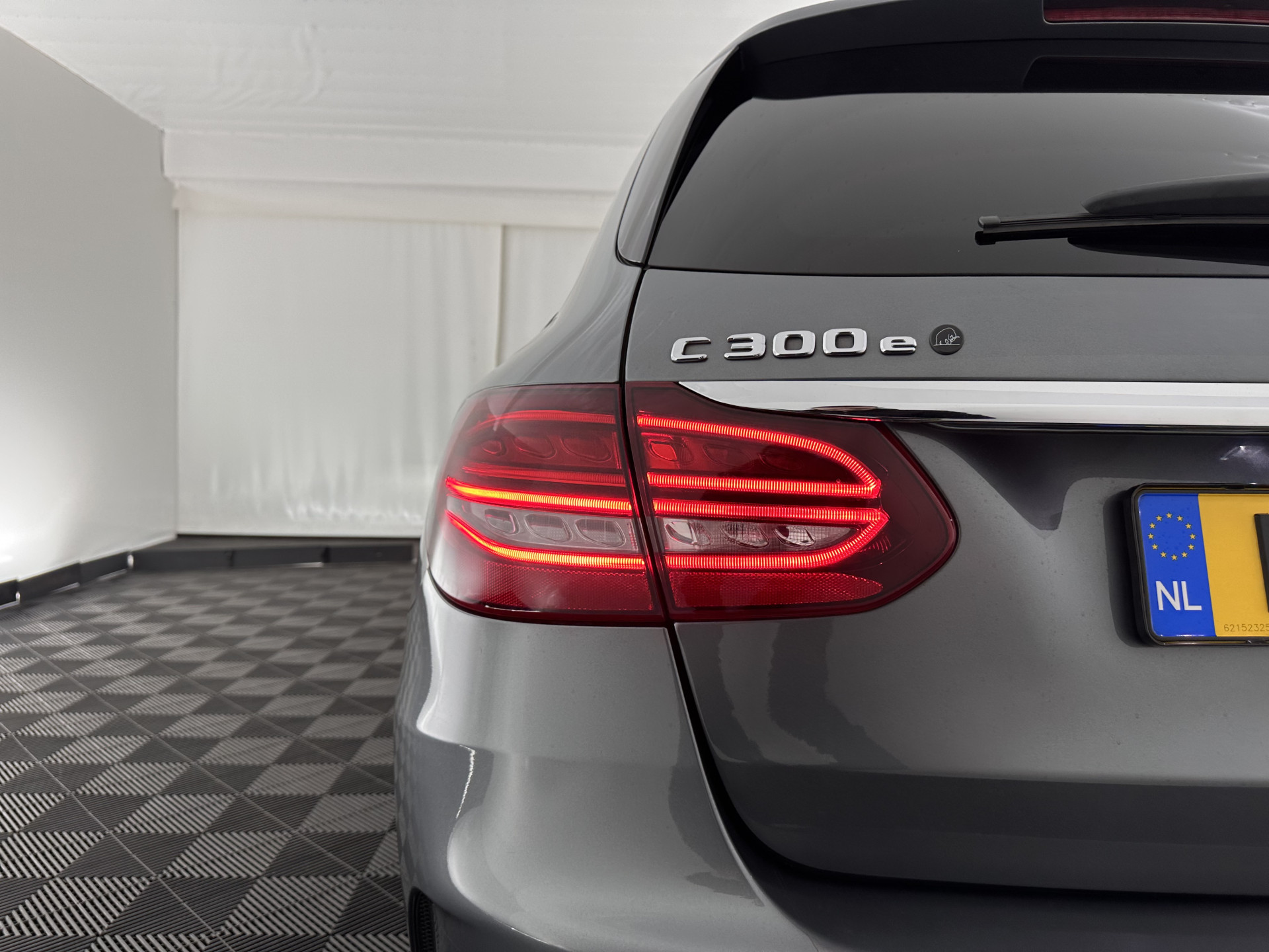 Mercedes-Benz C-klasse Estate 300 e AMG Limited Business Solution ( Plug-in ) (INCL-BTW) Aut. *LEATHER-ALCANTARA | FULL-LED | NAVI-FULLMAP | TOPVIEW | BLINDSPOT | PREMIUM-AUDIO | DAB | CARPLAY | AMBIENTLIGHT | DIGI-COCKPIT | SPORTSEATS | TOWBAR | 18"ALU*