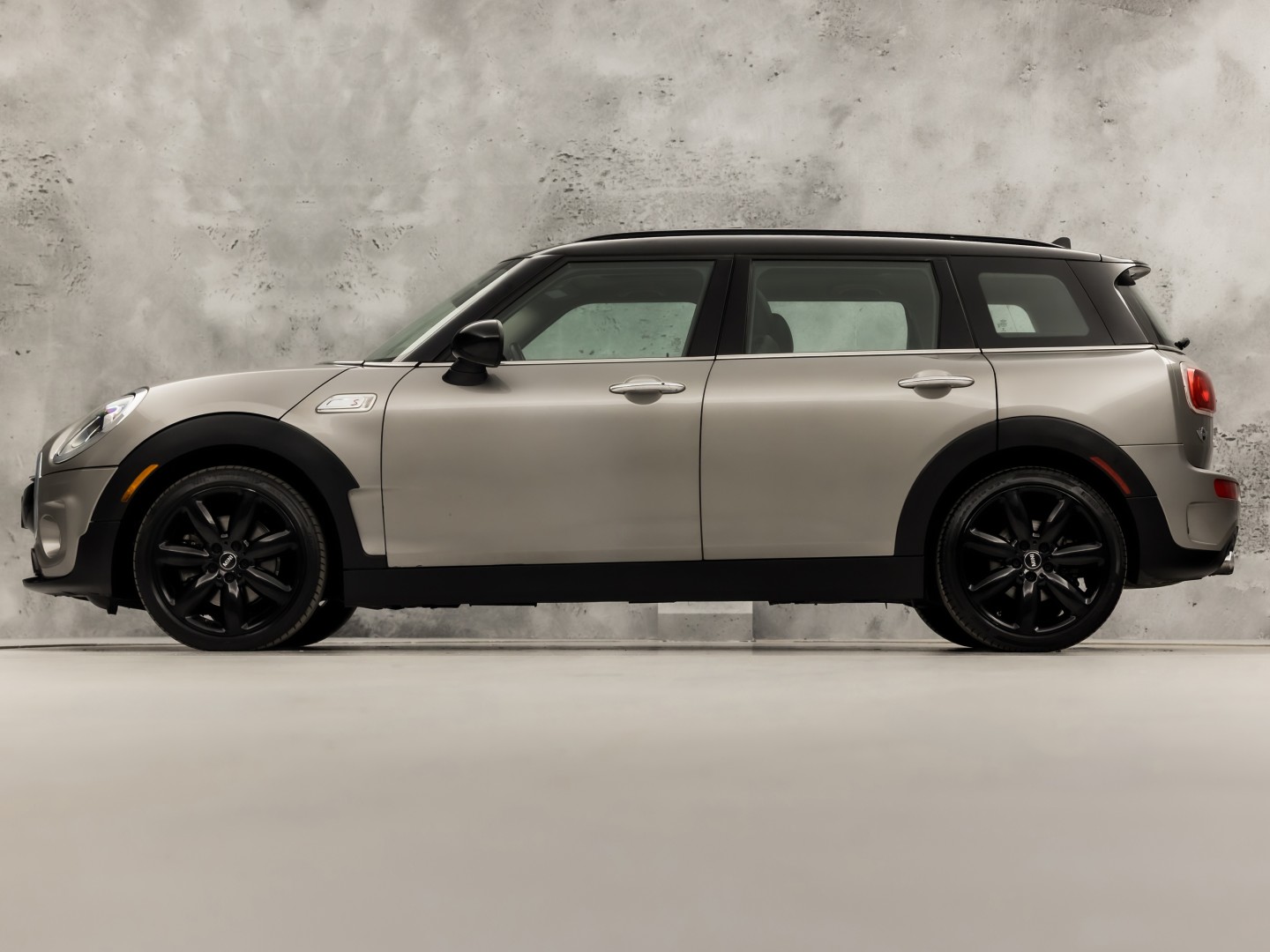 MINI Clubman 2.0 Cooper S Chilli 192Pk Automaat (PANORAMADAK, GROOT NAVI, MEMORY SEAT, LEDER, HARMAN/KARDON, CAMERA, STOELVERWARMING, LED KOPLAMPEN, NIEUWSTAAT)
