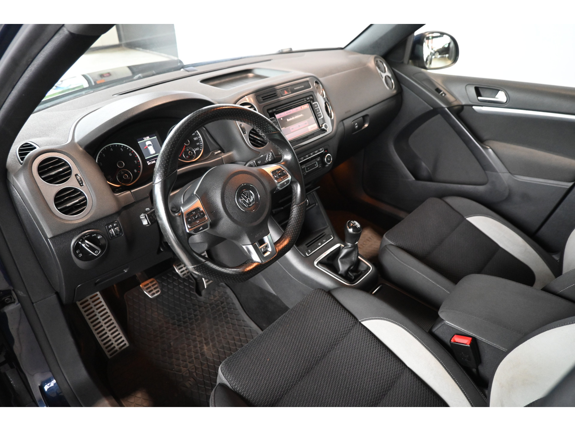 Volkswagen Tiguan 1.4 TSI Sport&Style 4Motion R-line Edition Clima Navigatie Stoelverwarming Goed Onderhouden! Inruil Mogelijk!