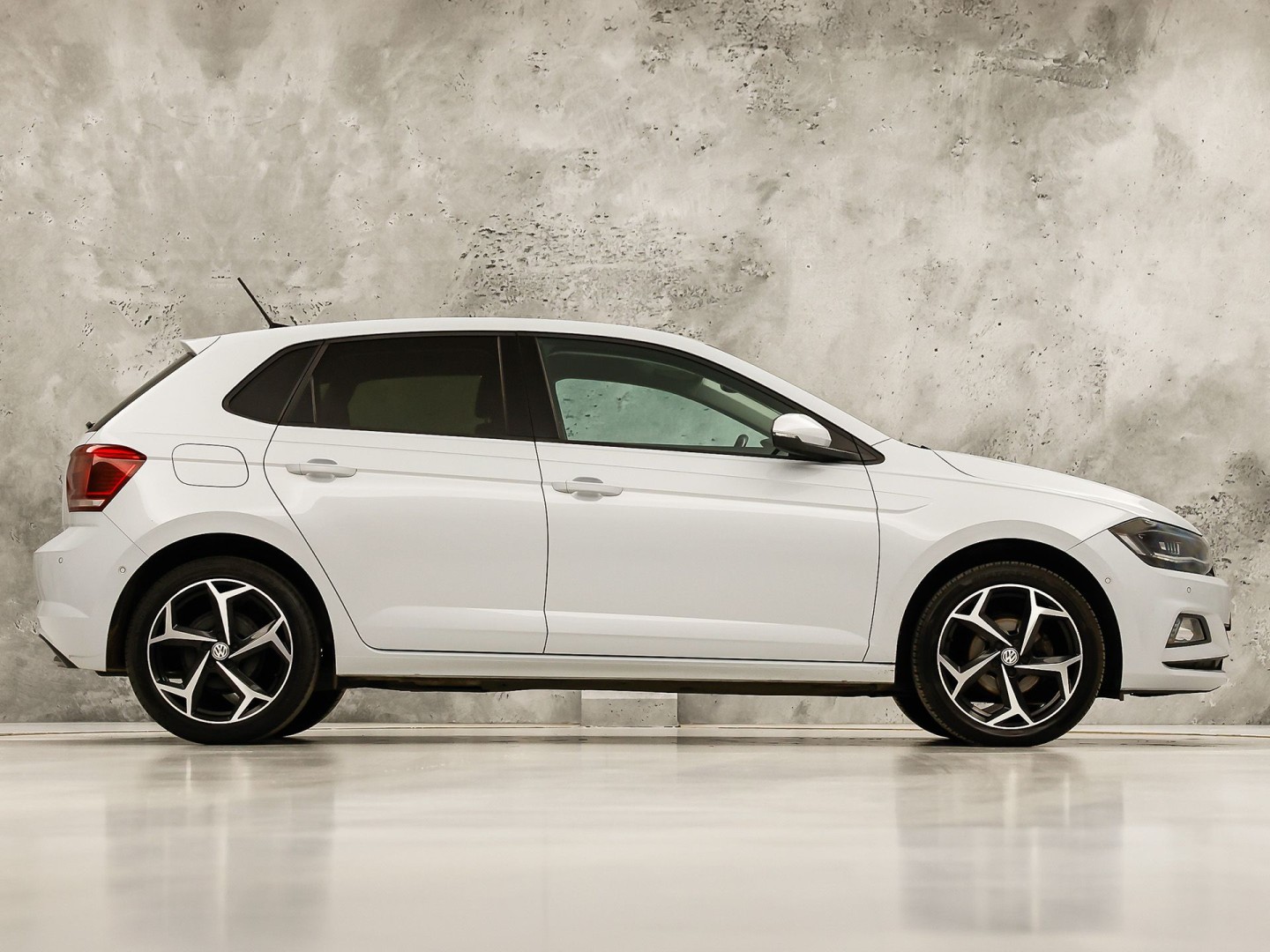 Volkswagen Polo 1.0 TSI Sportline Automaat (VIRTUAL COCKPIT, APPLE CARPLAY, GROOT NAVI, CLIMATE, CAMERA, STOELVERWARMING, SPORTSTOELEN, GETINT GLAS, KEYLESS START, ADAPTIVE CRUISE, NIEUWSTAAT)