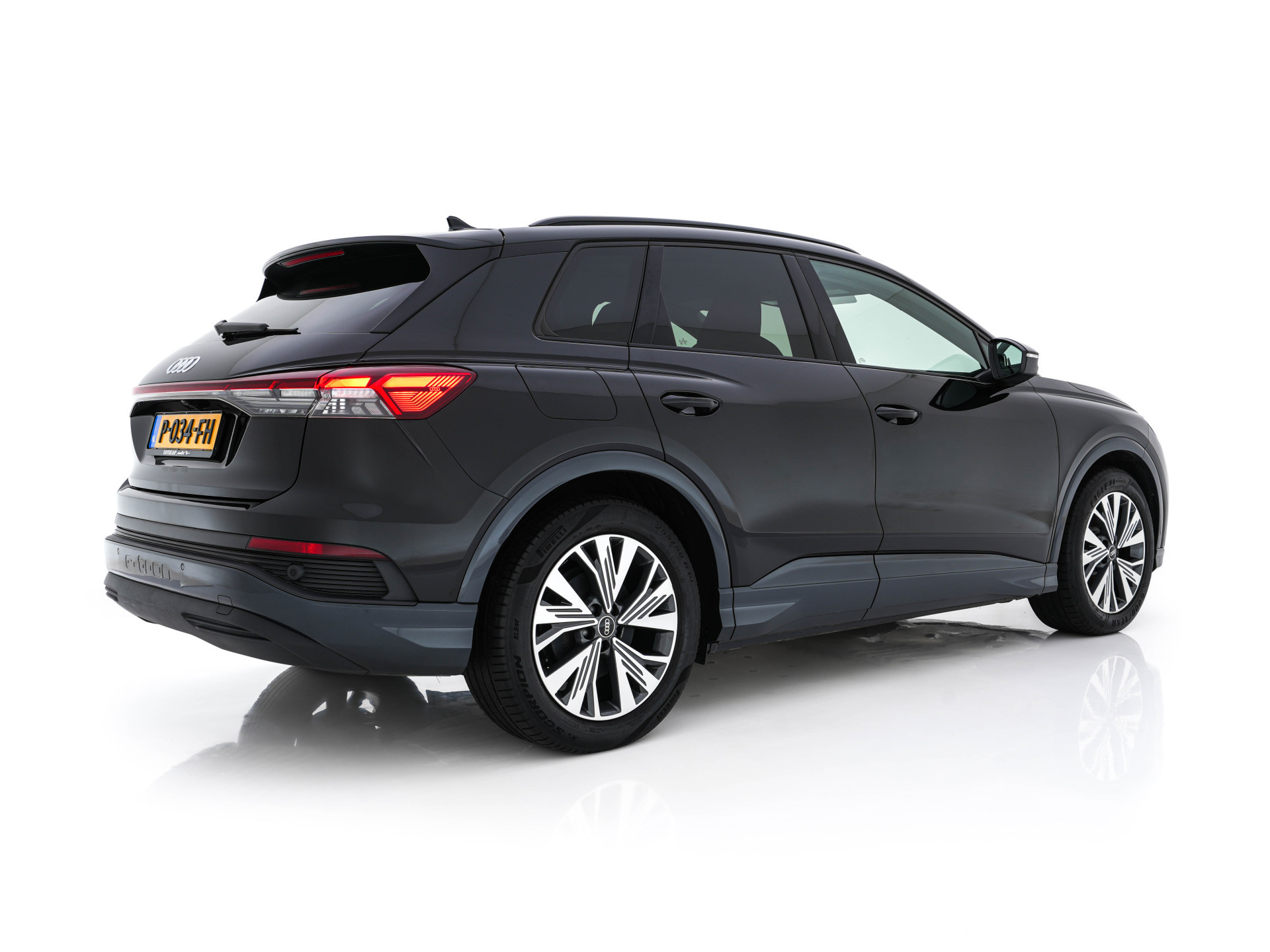 Audi Q4 e-tron 40 Launch edition Advanced Plus 77 kWh (3-Fase-11 kW) {SOH-93%} (INCL-BTW) *HEATPUMP | ADAPT-CRUISE | MATRIX-LED | NAVI-FULLMAP | KEYLESS | CAMERA | DIGI-COCKPIT | DAB | AMBIENT-LIGHT | HEATED-SPORTSEATS | SHIFT-PADDLES | PRIVACY-GLASS | 19