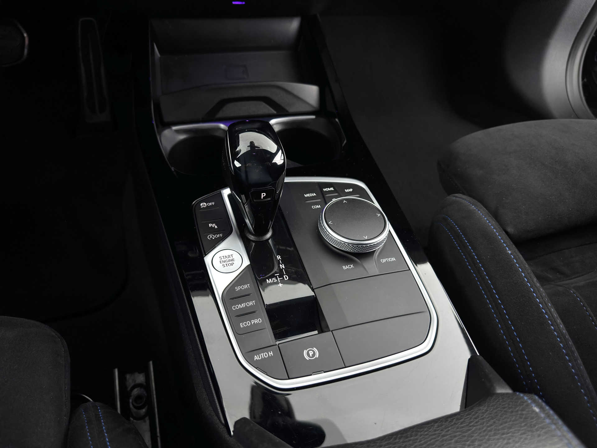 BMW 1-serie M135i xDrive M-Sportpack High Executive Aut. *ALCANTARA-MICROFIBRE | FULL-LED | HEATED-SPORTSEATS | SHIFT-PADDLES | DIGI-COCKPIT | HEAD-UP | NAVI-FULLMAP | DAB+ | PRIVACY-GLASS | AMBIENT-LIGHT | CARBON-INLAY | CARPLAY | 19''ALU*