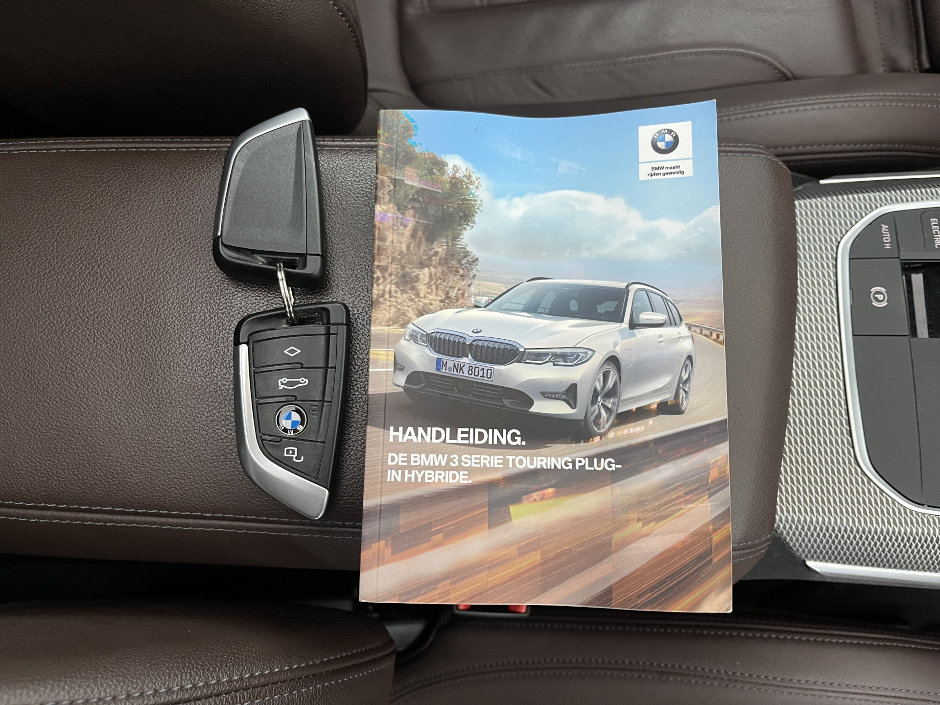 BMW 3-serie Touring 330e eDrive  M-Sportpack Edition (Plug-In) (INCL-BTW) *PANO | LEATHER | HEAD-UP | ADAPTIVE-CRUISE | FULL-LED | KEYLESS | DIGI-COCKPIT | HEATED-SPORTSEATS | CAMERA | HIFI-SOUND | PRIVACYGLASS | DAB+ | SHIFTPADDLES | NAVI-FULLMAP | 19"A