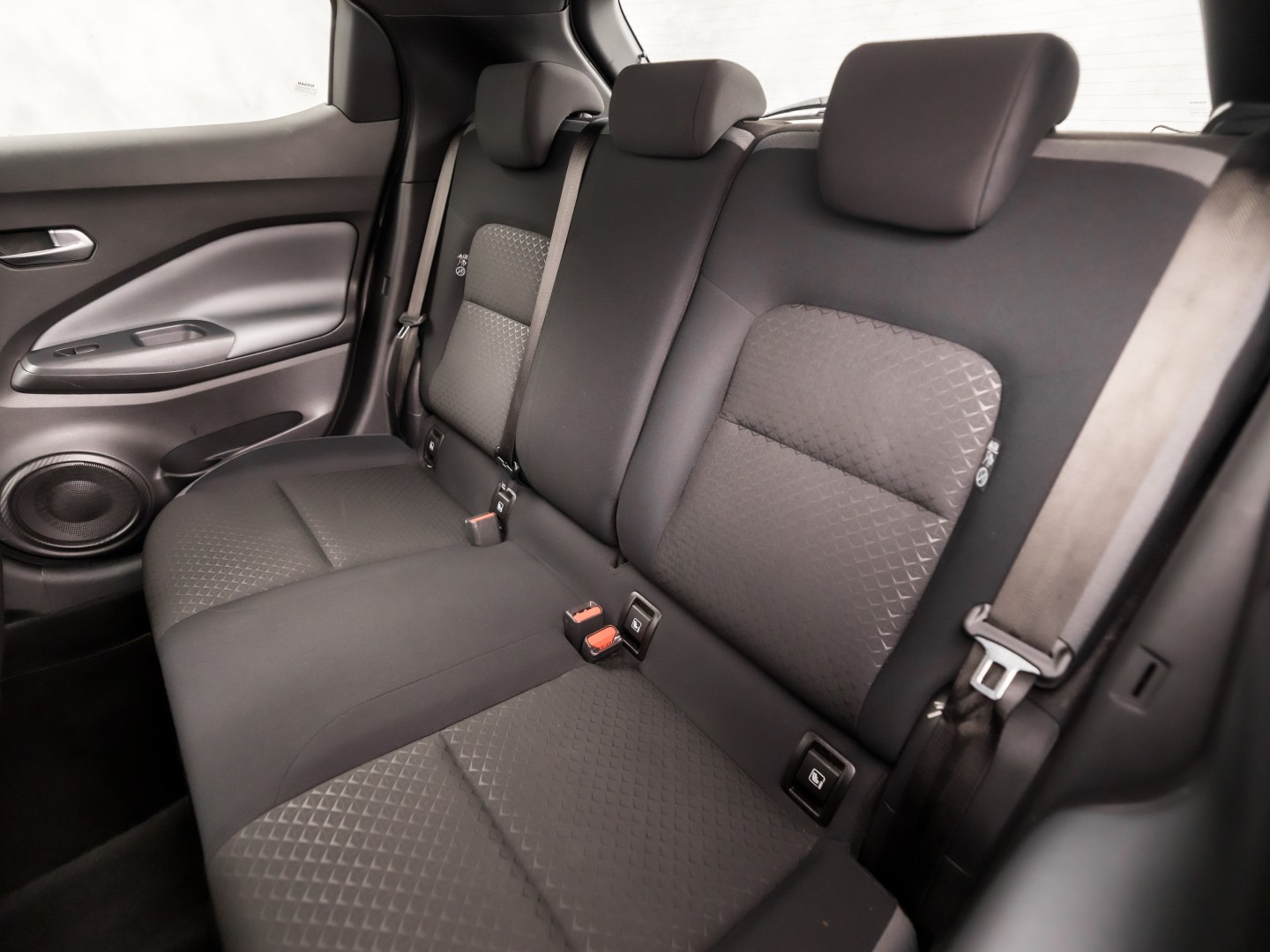 Nissan Juke 1.0 DIG-T N-Connecta Black Sport (APPLE CARPLAY, NAVIGATIE, CLIMATE, CAMERA, SPORTSTOELEN, GETINT GLAS, CRUISE, NIEUWSTAAT)