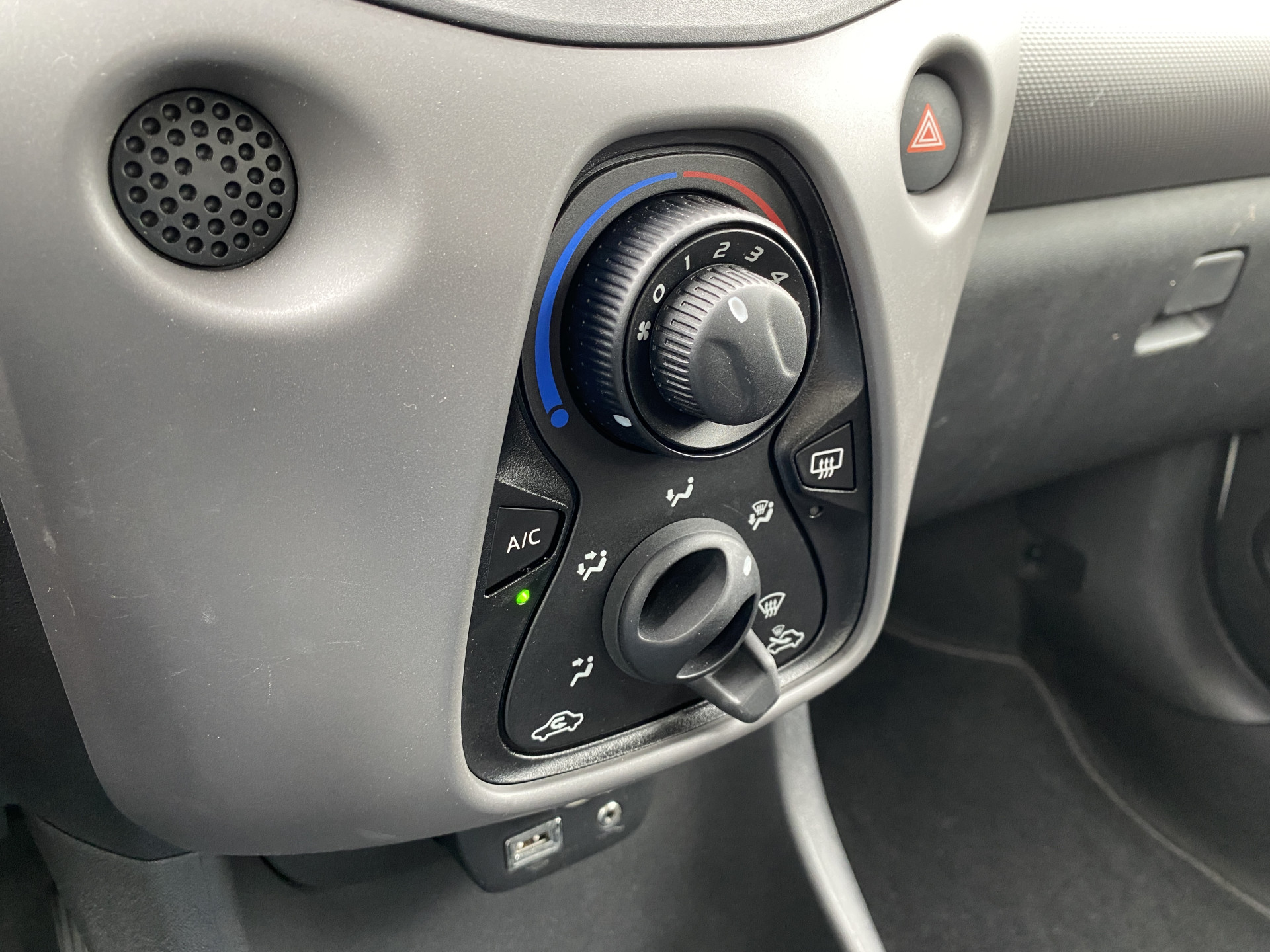 Peugeot 108 1.0 e-VTi Active | 1e eigenaar | airco | bluetooth | all season banden | tom tom navigatie | led verl.