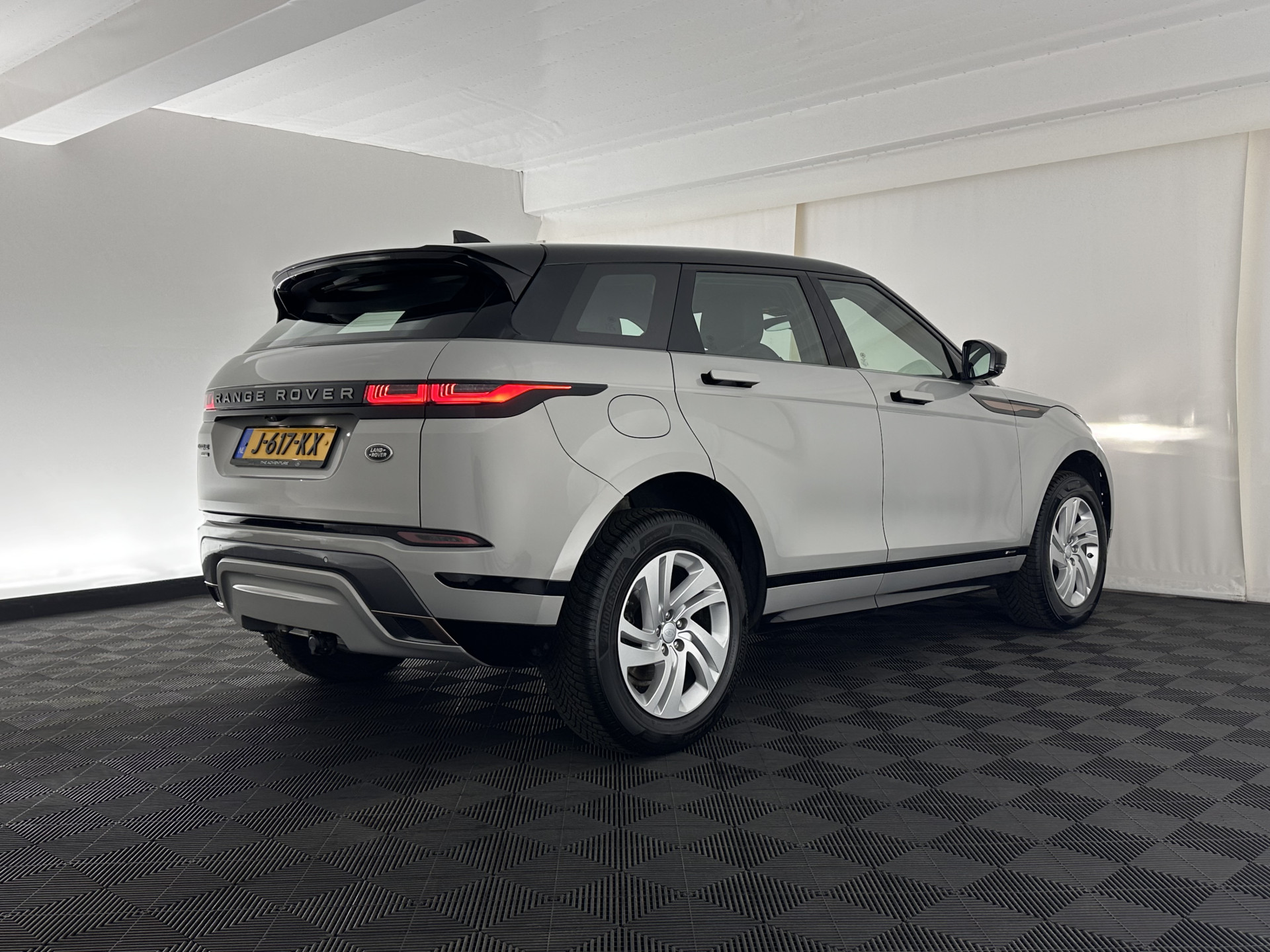 Land Rover Range Rover Evoque 2.0 D180 AWD SE (INCL-BTW) Aut. *LEATHER | FULL-LED | HEATED-COMFORTSEATS | NAVI-FULLMAP | SHIFTPADDLES | CAMERA | ECC | CARPLAY | PDC | CRUISE | 18''ALU*