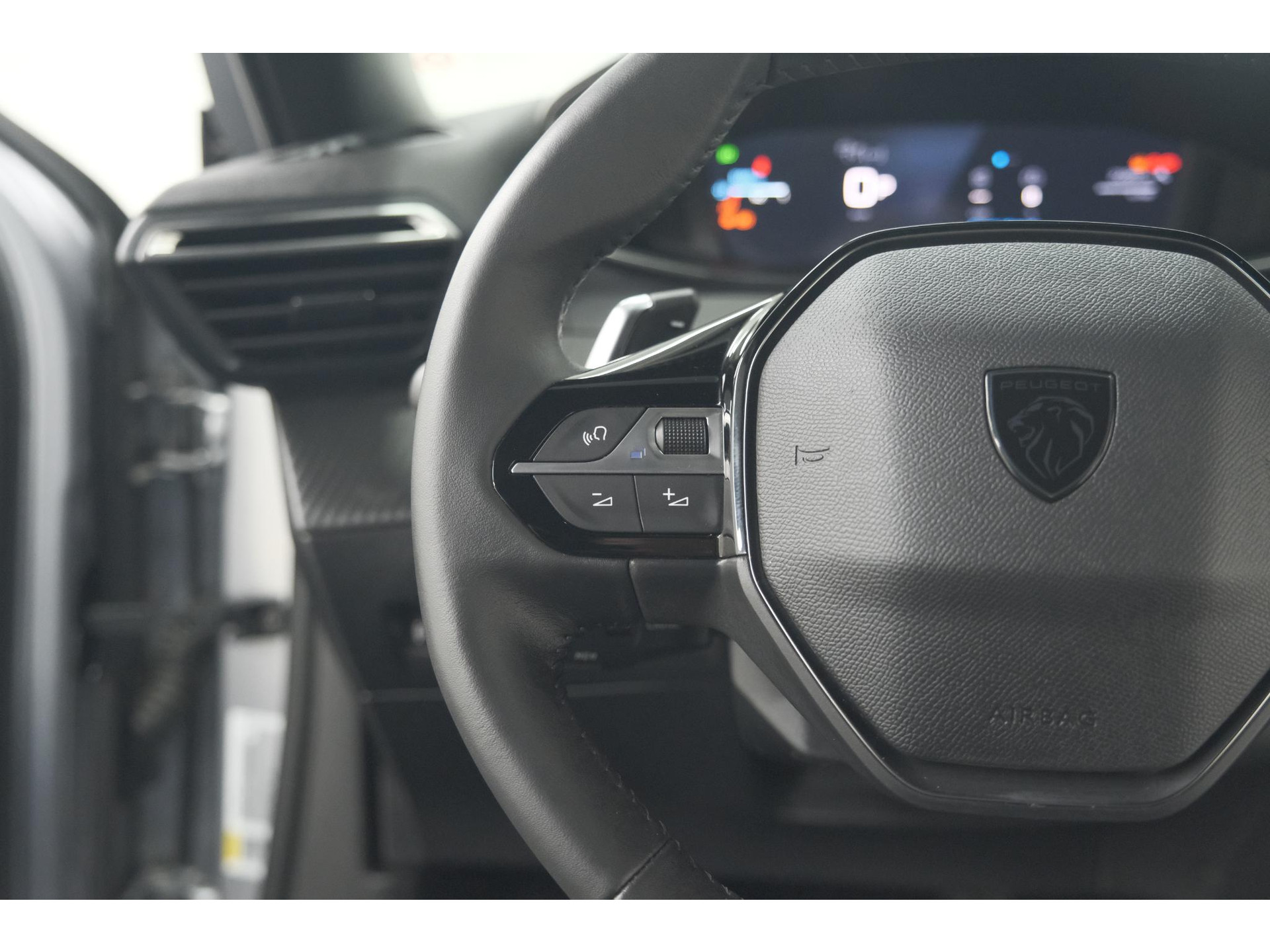 Peugeot 2008 Hybrid 136 e-DCS6 Allure | 360 Camera | Adaptieve Cruise Control | Dodehoekdetectie | Navigatie
