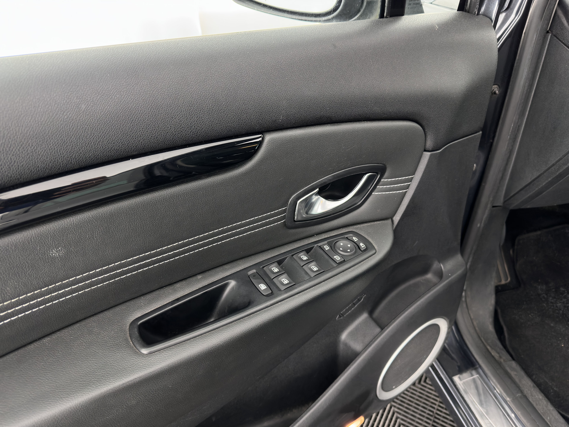 Renault Scénic 2.0 Aut. *PANO | LEATHER-FABRIC | NAVI-FULLMAP | KEYLESS | ECC | DIGIT-COCKPIT | PDC | CRUISE | TOWBAR |  17''ALU*