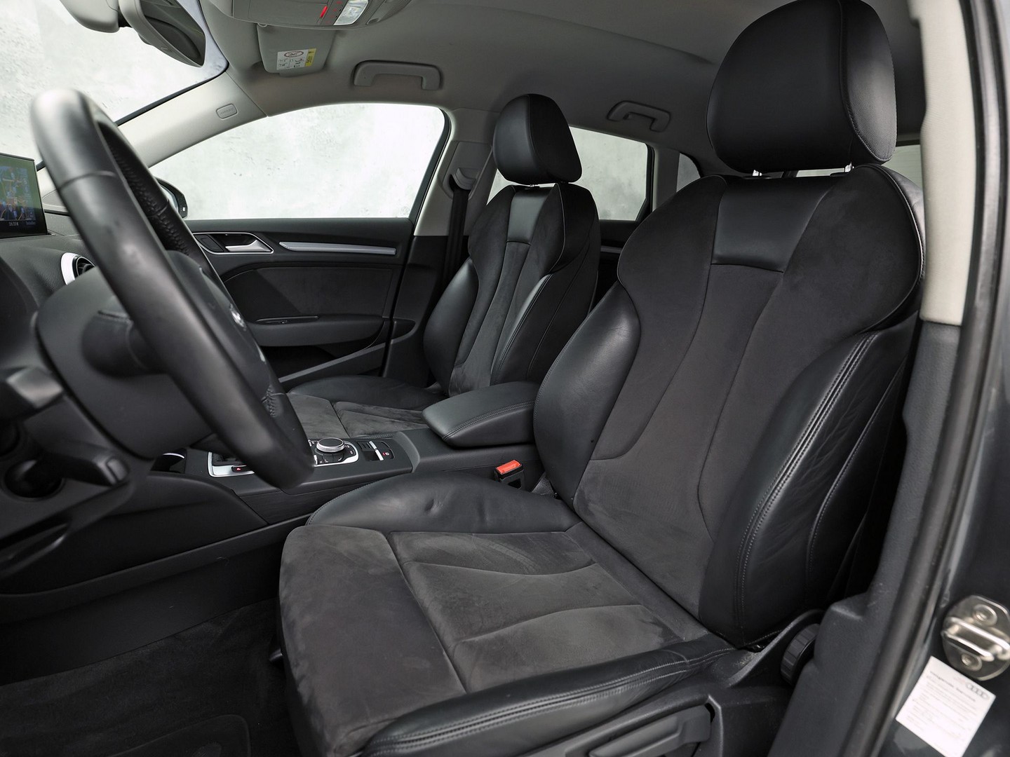 Audi A3 Sportback 1.4 TFSI S-Line Sport Automaat (NAVIGATIE, CLIMATE, LEDER/ALCANTARA, KEYLESS, SPORTSTOELEN, STOELVERWARMING, GETINT GLAS, CRUISE, NIEUWSTAAT)