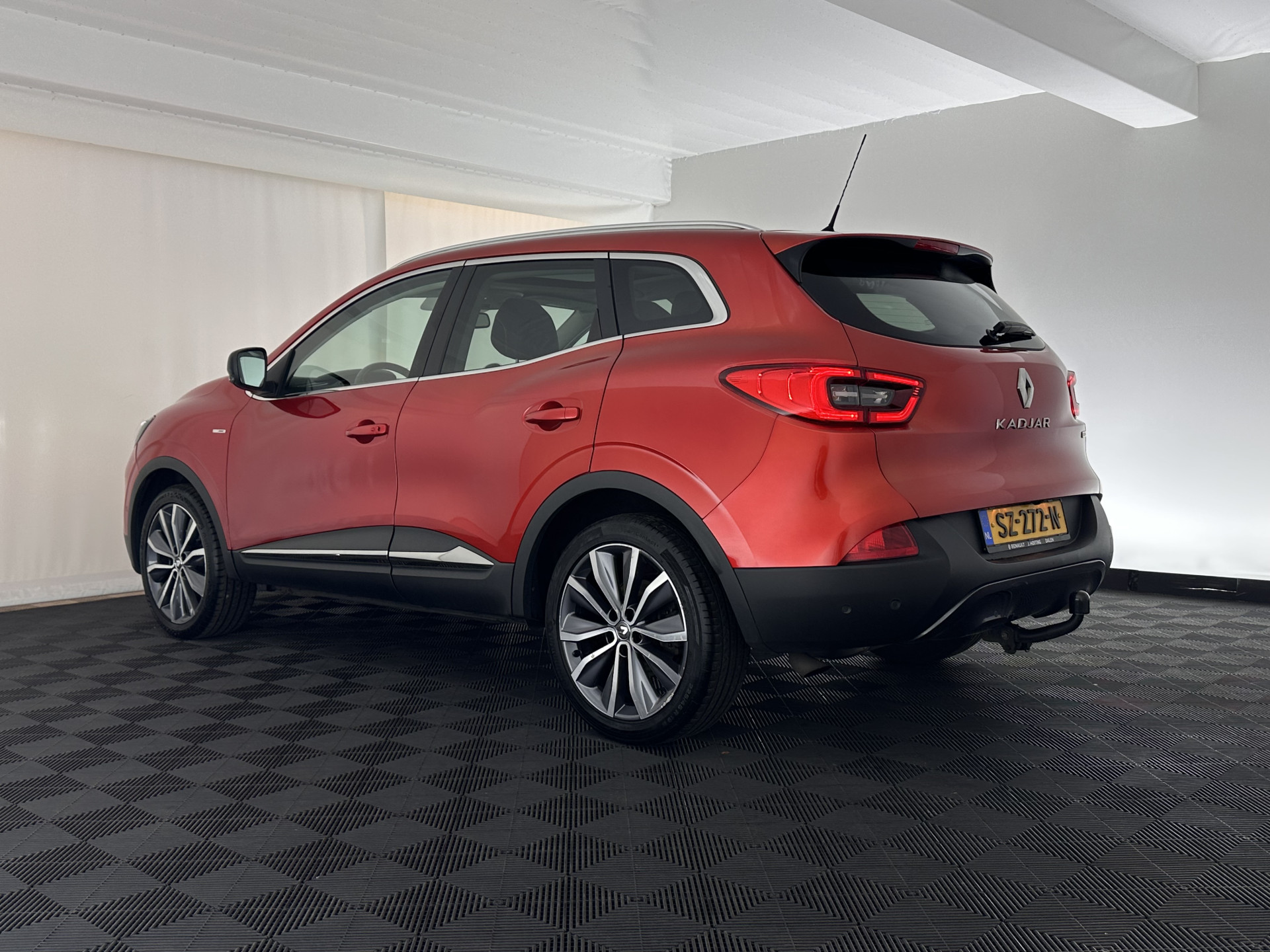 Renault Kadjar 1.5 dCi Bose Aut. *PANO | LEATHER-FABRIC | FULL-LED | BOSE-SOUND | BLINDSPOT | HEATED-COMFORTSEATS | KEYLESS | CAMERA | NAVI-FULLMAP | ECC | PDC | CRUISE | DAB | PRIVACY-GLASS | 19''ALU | TOWBAR*