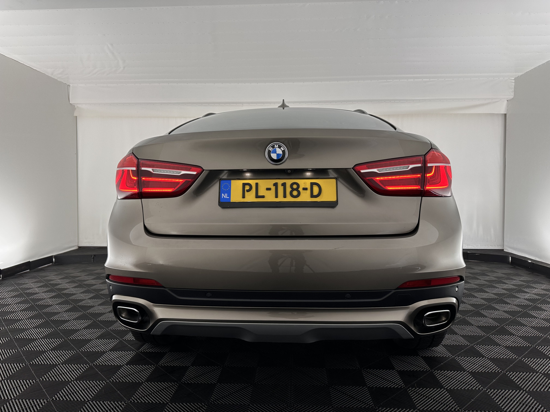 BMW X6 xDrive30d High Executive (INCL-BTW) Aut. *PANO | LEATHER | FULL-LED | HARMAN/KARDON | BLINDSPOT | MEMORY-PACK | DIGI-COCKPIT | HEATED-COMFORTSEATS | NAVI-FULLMAP | PRIVACYGLASS | HEAD-UP | ADAPTIVE-CRUISE | 19"ALU*