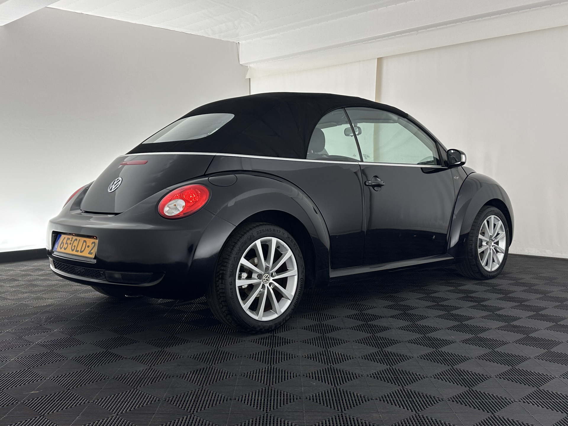 Volkswagen New Beetle Cabriolet 1.6 Highline *AIRCO | CRUISE | COMFORTSEATS | RADIO-CD/MP3 | 17''ALU*