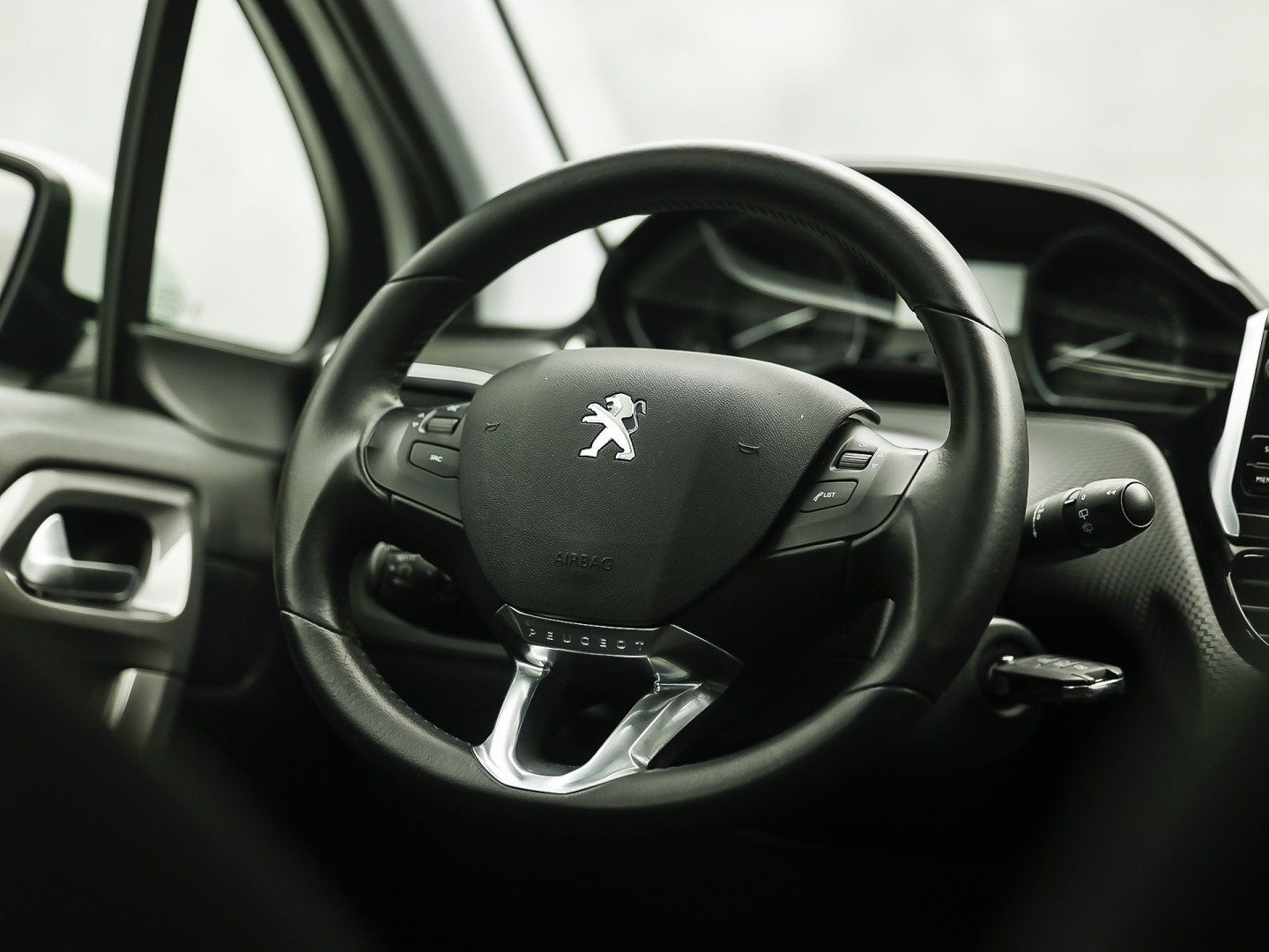Peugeot 2008 1.2 PureTech Sport (PANORAMADAK, APPLE CARPLAY, NAVIGATIE, LM VELGEN, SPORTSTOELEN, PARKEERSENSOREN, CRUISE, NIEUWSTAAT)
