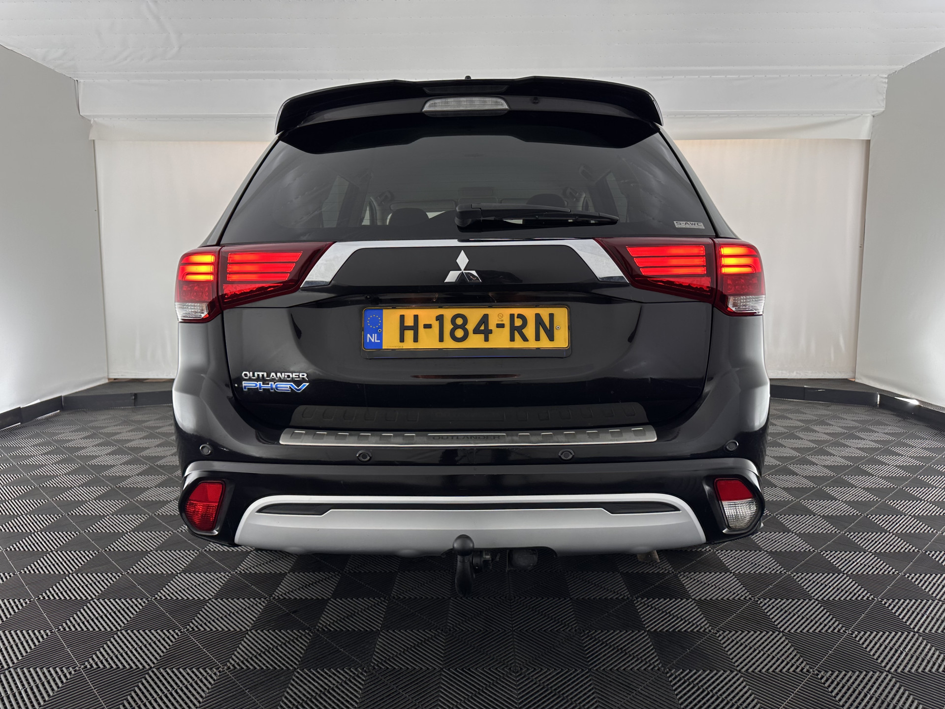 Mitsubishi Outlander 2.4 PHEV Intense AWD (Plug-in) (INCL-BTW) *LEATHER-ALCANTARA | FULL-LED | KEYLESS | BLINDSPOT | CAMERA | HEATED-COMFORTSEATS | ECC | SHIFTPADDLES | PDC | CRUISE | PRIVACYGLASS | DAB | TOWBAR | CARPLAY | 18''ALU*