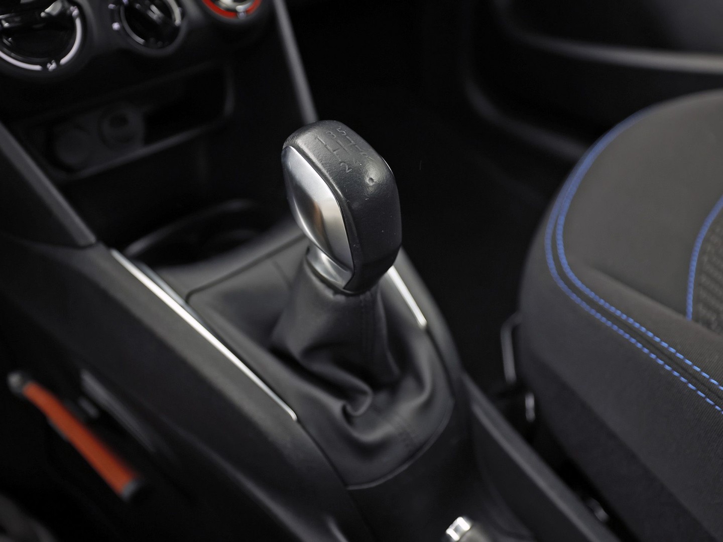 Peugeot 208 1.2 PureTech Signature (APPLE CARPLAY, LOGISCH NAP, NAVIGATIE, GETINT GLAS, SPORTSTOELEN, PARKEERSENSOREN, LM VELGEN, CRUISE, NIEUWSTAAT)