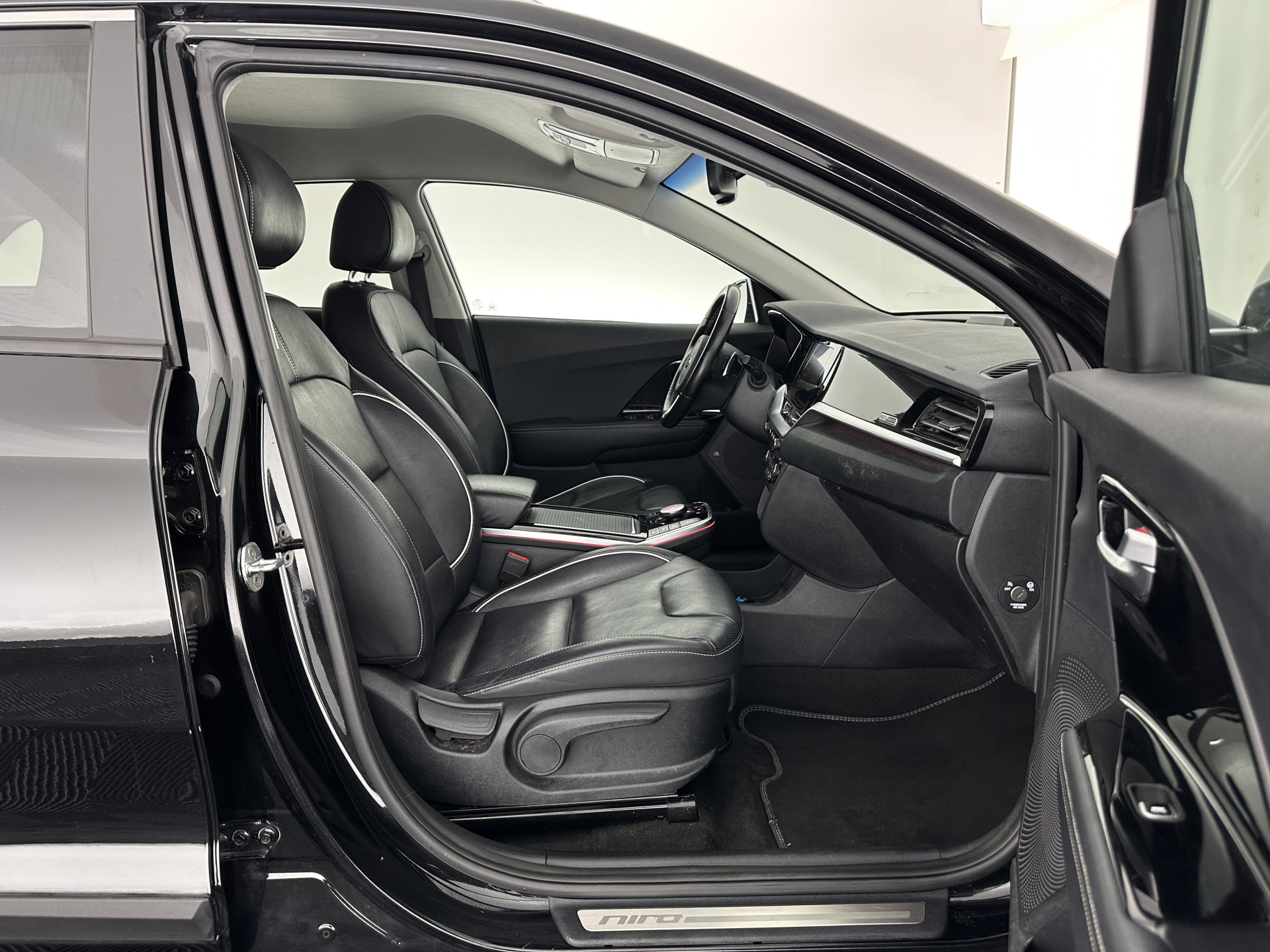 Kia e-Niro ExecutiveLine 64 kWh [ 3-Fase ] {SOH-100%} (INCL-BTW) Aut.*HEATPUMP | LEATHER | FULL-LED | NAVI-FULLMAP | ADAPTIVE-CRUISE | CAMERA | MEMORY-PACK | LANE-ASSIST | HEATED-COMFORTSEATS | SHIFTPADDLES | KEYLESS | DIGI-COCKPIT | PRIVACYGLAS