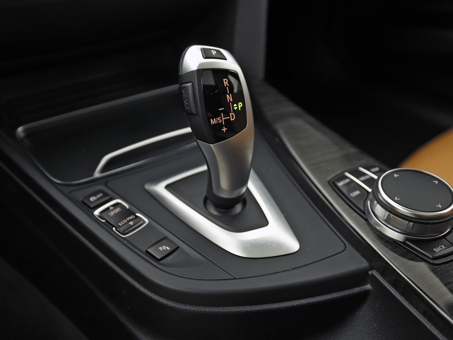 BMW 3 Serie 318i M Sport Automaat (PANORAMADAK, M PAKKET, GROOT NAVI, CAMERA, DEALER ONDERHOUDEN, COGNAC LEDER, SPORTSTOELEN, STOELVERWARMING, VIRTUAL COCKPIT, NIEUWSTAAT)