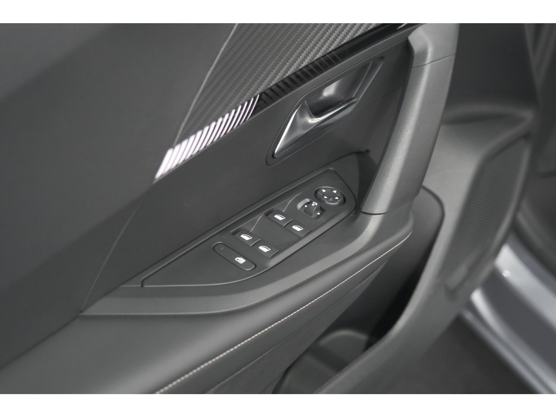 Peugeot 2008 1.2 Hybrid 145 Allure | 360 Camera | Adaptieve Cruise Control | Dodehoekdetectie | Apple Carplay