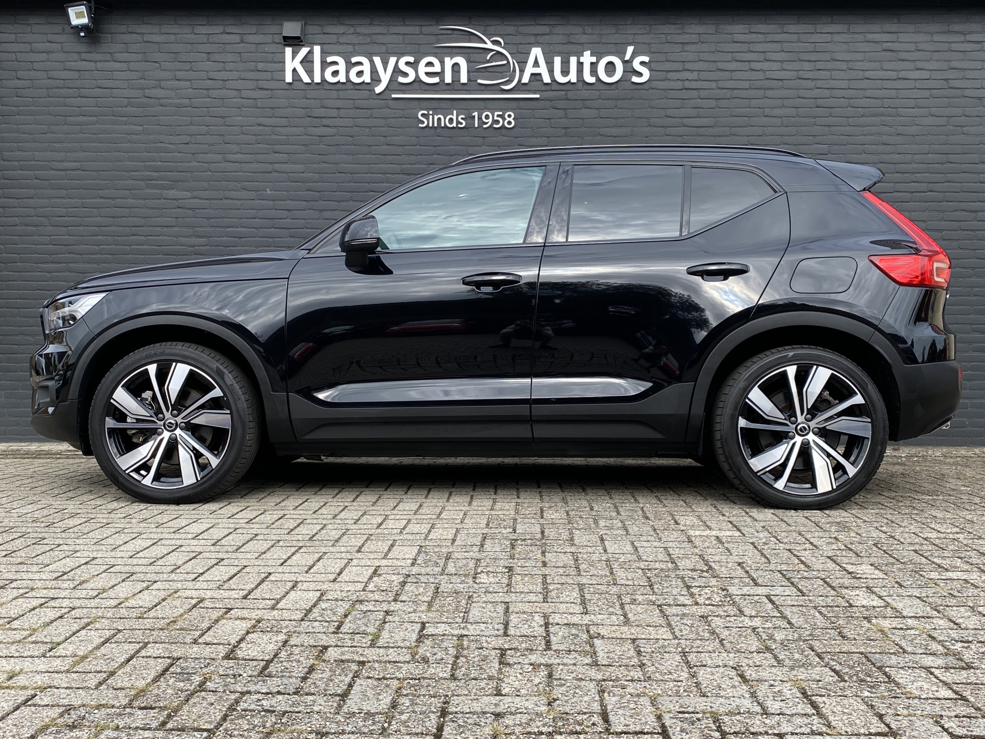 Volvo XC40 Recharge P8 AWD R-Design 408 pk | 1e eigenaar | dealer onderh. | panoramadak | trekhaak | 360 camera | stoelverw.