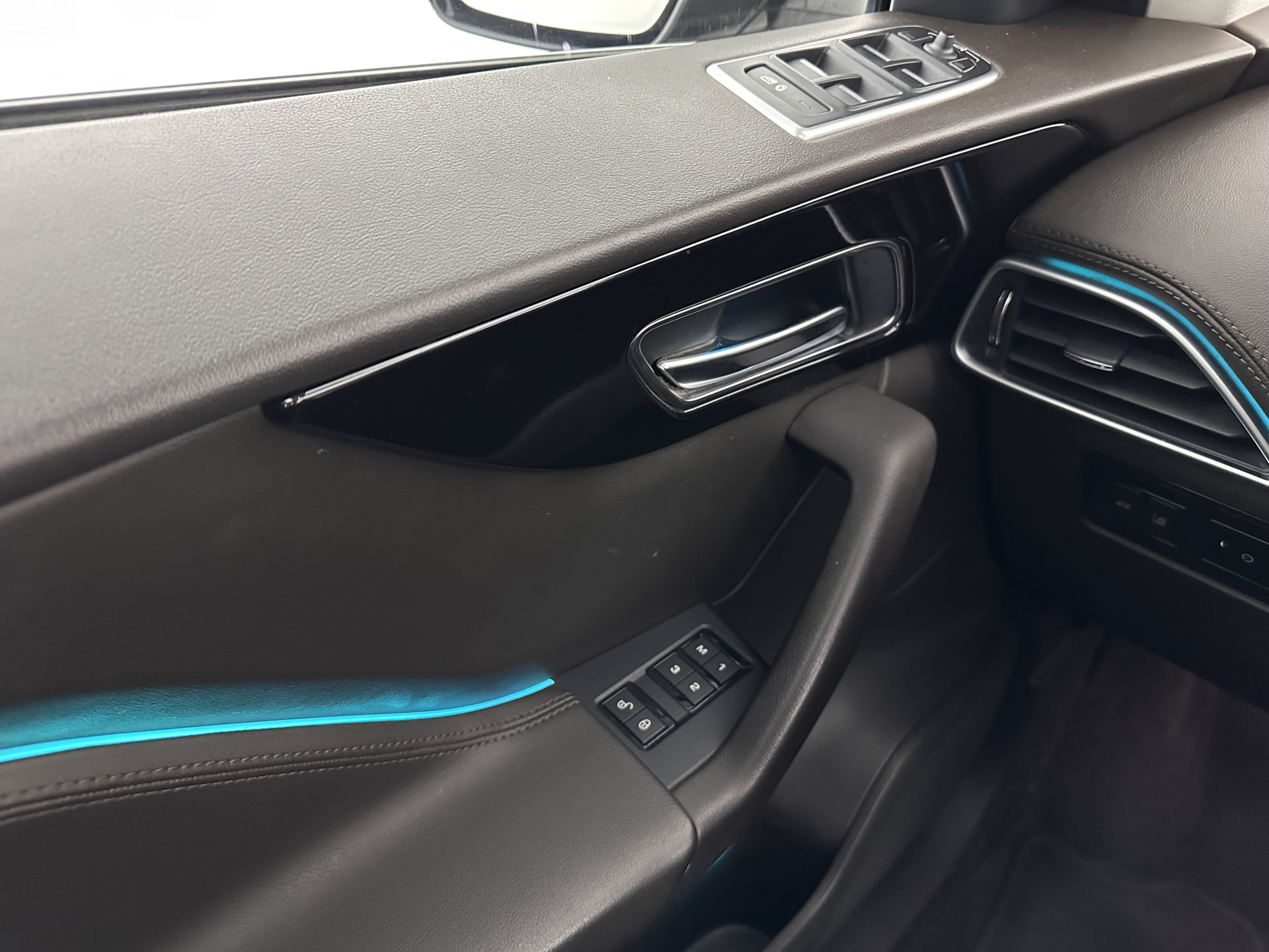 Jaguar F-PACE 3.0d First Edition AWD (INCL-BTW) Aut. *PANO | LEATHER | XENON | MEMORY-PACK | DIGI-COCKPIT | MERIDIAN-SOUND | NAVI-FULLMAP | CAMERA | HEATED-COMFORTSEATS | AMBIENTLIGHT | SHIFTPADDLES | ECC | PDC | CRUISE | TOWBAR