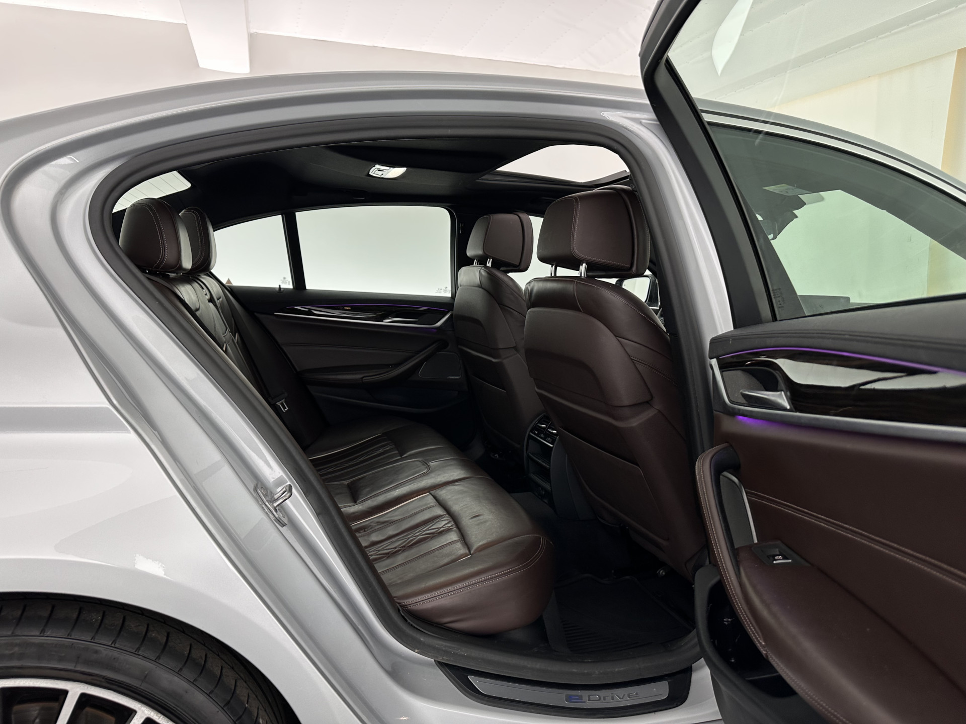 BMW 5-serie 530e iPerformance High Executive (Plug-in) Aut.*PANO | LEATHER | FULL-LED | TOPVIEW | KEYLESS | HARMAN/KARDON | BLINDSPOT | MEMORY-PACK | HEATED-COMFORTSEATS | DIGI-COCKPIT | AMBIENTLIGHT | NAVI-FULLMAP | 20''ALU*