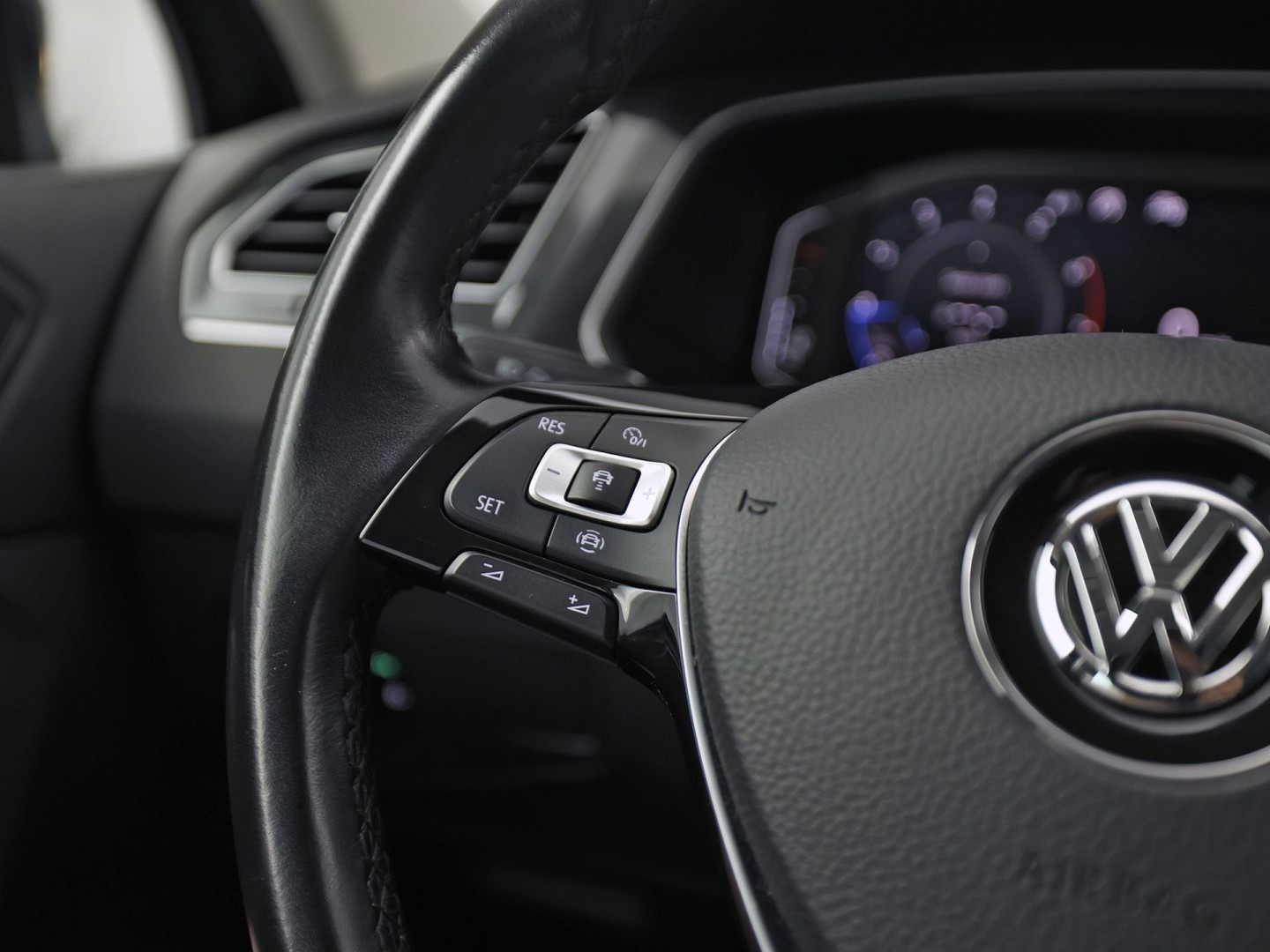 Volkswagen Tiguan 1.5 TSI ACT Highline 150Pk Automaat (VIRTUAL COCKPIT, APPLE CARPLAY, GROOT NAVI, CAMERA, STOELVERWARMING, SPORTSTOELEN, GETINT GLAS, ADAPTIVE CRUISE, NIEUWSTAAT)