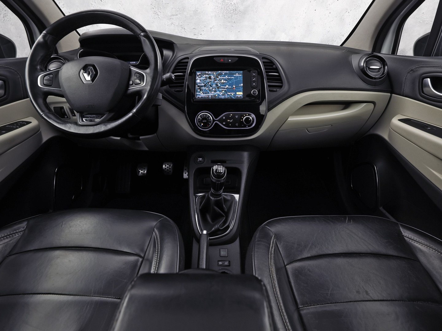 Renault Captur 1.2 TCe Initiale Paris (PANORAMADAK, NAVIGATIE, LEDER, STOELVERWARMING, CLIMATE, CAMERA, SPORTSTOELEN, GETINT GLAS, CRUISE, NIEUWSTAAT)
