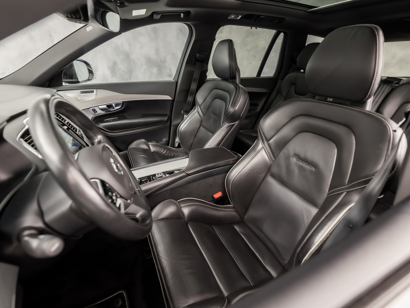 Volvo XC90 2.0 T8 Twin Engine AWD R-Design 7 Persoons 408Pk Automaat (PANORAMADAK, 1e EIGENAAR, LUCHTVERING, APPLE CARPLAY, BOWERS&WILKINS, HEAD-UP DISPLAY, STUUR/STOELVERWARMING, CAMERA, ELEK ACHTERKLEP, NIEUWSTAAT)